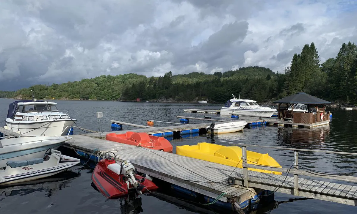 Vågseidstranda: {"base": "no", "no": "Flytebryggene.", "se": "Flytbryggorna.", "en": "The floating docks.", "da": "Flydebroerne."}