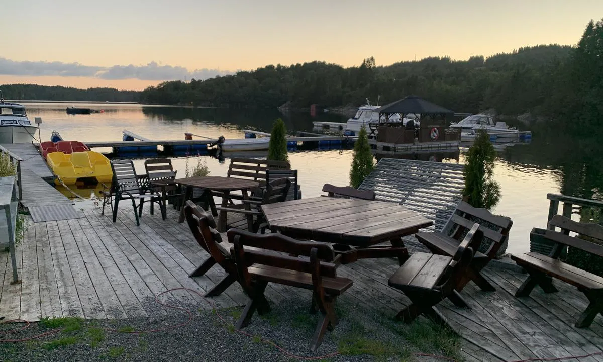 Vågseidstranda: {"base": "no", "no": "Masse plasser hvor en kan nyte kveldsmat, eller en is kj\u00f8pt i kiosken.\r\nOm morgenen serveres ferske rundstykker.", "se": "M\u00e5nga platser d\u00e4r man kan njuta av kv\u00e4llsmat, eller en glass k\u00f6pt i kiosken.<br />P\u00e5 morgonen serveras f\u00e4rska frallor.", "en": "Many spots where you can enjoy dinner, or an ice cream bought in the kiosk. In the morning, fresh rolls are served.", "da": "Mange pladser hvor man kan nyde aftensmad, eller en is k\u00f8bt i kiosken.<br>Om morgenen serveres friskbagte rundstykker."}