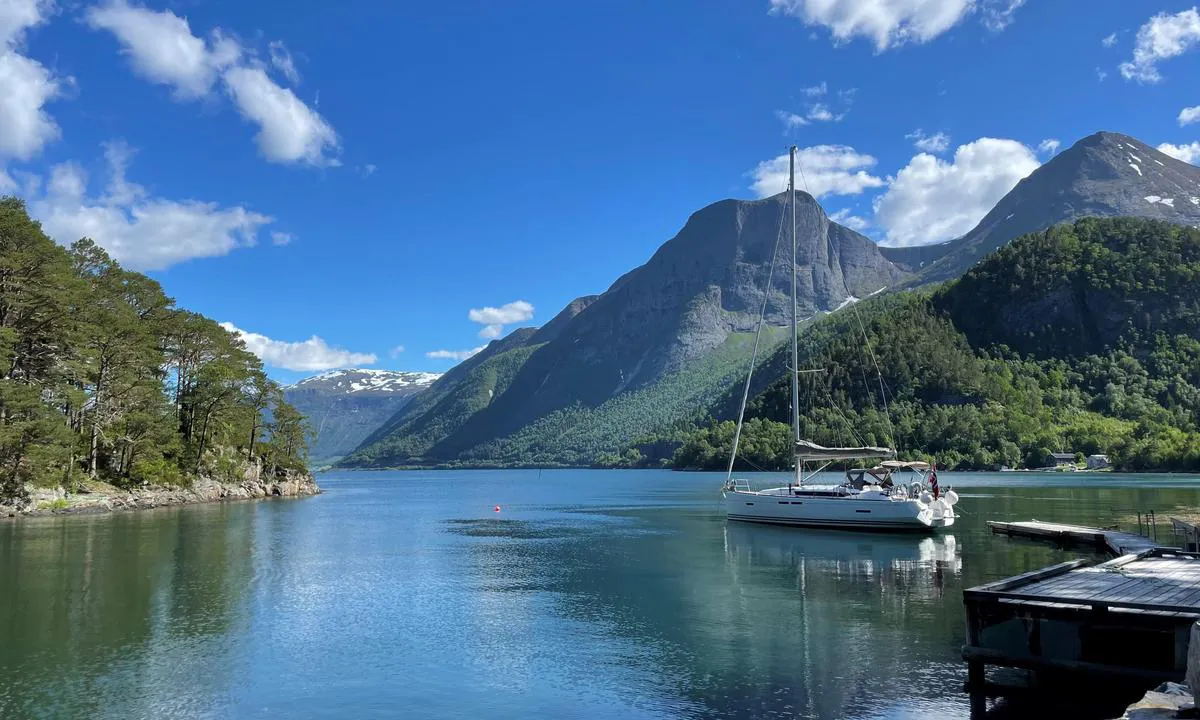 Vågshamna: {"base": "no", "no": "Fin og som regel lun havn for \u00e5 ligge p\u00e5 svai. Det er en flytebrygge der som ikke egner seg veldig til \u00e5 fort\u00f8ye, men kan likevel benyttes til dingy eller av/p\u00e5stigning. Pass p\u00e5 dybde og tau. Det er grunt i den faste bryggen.", "se": "Fin och som regel lugn hamn f\u00f6r att ligga f\u00f6r ankare. Det finns en flytbrygga d\u00e4r som inte \u00e4r v\u00e4ldigt l\u00e4mplig f\u00f6r f\u00f6rt\u00f6jning, men kan \u00e4nd\u00e5 anv\u00e4ndas f\u00f6r jolle eller av/p\u00e5stigning. Se upp med djup och trossar. Det \u00e4r grunt vid den fasta bryggan.", "en": "Nice and usually sheltered harbor for anchoring. There is a floating dock that is not very suitable for mooring, but can still be used for a dinghy or boarding/deboarding. Mind the depth and lines. It is shallow at the permanent dock.", "da": "Fin og som regel lun havn for at ligge for anker. Der er en flydebro der, som ikke egner sig meget til at fort\u00f8je, men kan stadig benyttes til dinghy eller af-/p\u00e5stigning. Pas p\u00e5 dybde og tovv\u00e6rk. Det er lavvandet ved den faste bro."}