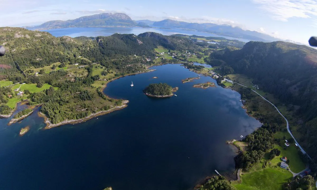 Vågsvågen - Korssund: {"base": "en", "no": "Ser fra s\u00f8rvest til v\u00e5r katamaran.", "se": "Ser fr\u00e5n sydv\u00e4st mot v\u00e5r katamaran.", "en": "Looking from the south west to our catamaran.", "da": "Ser fra sydvest mod vores katamaran."}