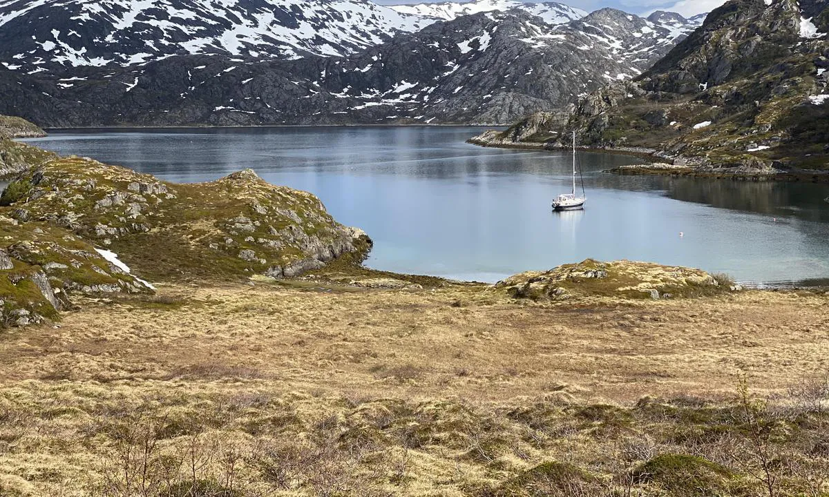 {"base": "no", "no": "God beskyttelse for s\u00f8raust \u00ablandvind\u00bb i Valbukta.", "se": "Gott skydd f\u00f6r sydost \u00ablandvind\u00bb i Valbukten.", "en": "Good protection from southeast \"land breeze\" in Valbukta.", "da": "God beskyttelse mod syd\u00f8st \u00ablandvind\u00bb i Valbukta."}