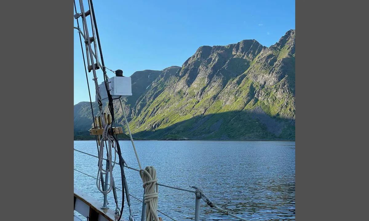 Valen i Kipparfjorden: {"base": "no", "no": "\u00d8stsiden av innl\u00f8pet", "se": "\u00d6stra sidan av inloppet", "en": "East side of the entrance", "da": "\u00d8stsiden af indl\u00f8bet"}