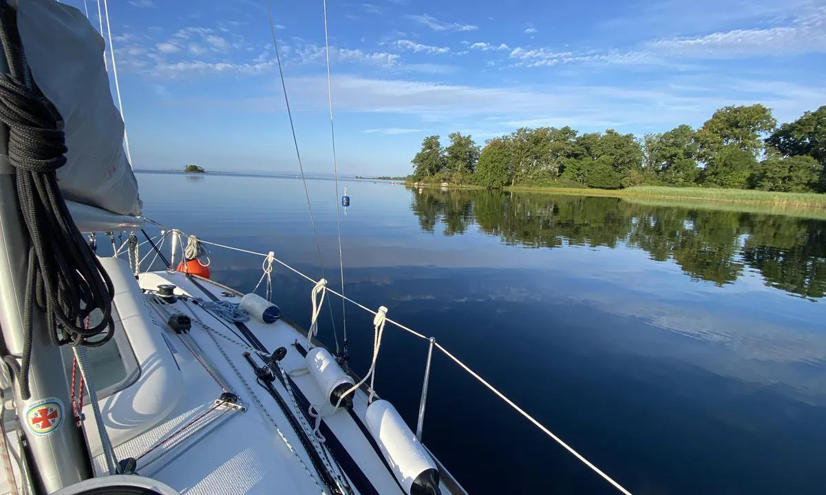 Valjeviken - SXK Blekinge bouy: {"base": "en", "no": "Det er to medlemsb\u00f8yer. Ankring er ikke et problem. Dybde 2 meter. Her ser vi s\u00f8rvest.", "se": "Det finns tv\u00e5 medlemsbojar. Ankaring \u00e4r inte ett problem. Djup 2 meter. H\u00e4r ser man sydv\u00e4st.", "en": "There are two member bouys. Anchoring isn\u2019t a problem. Depth 2 meters. Here looking Southwest.", "da": "Der er to medlemsb\u00f8jer. Ankring er ikke et problem. Dybde 2 meter. Her ser man mod sydvest."}