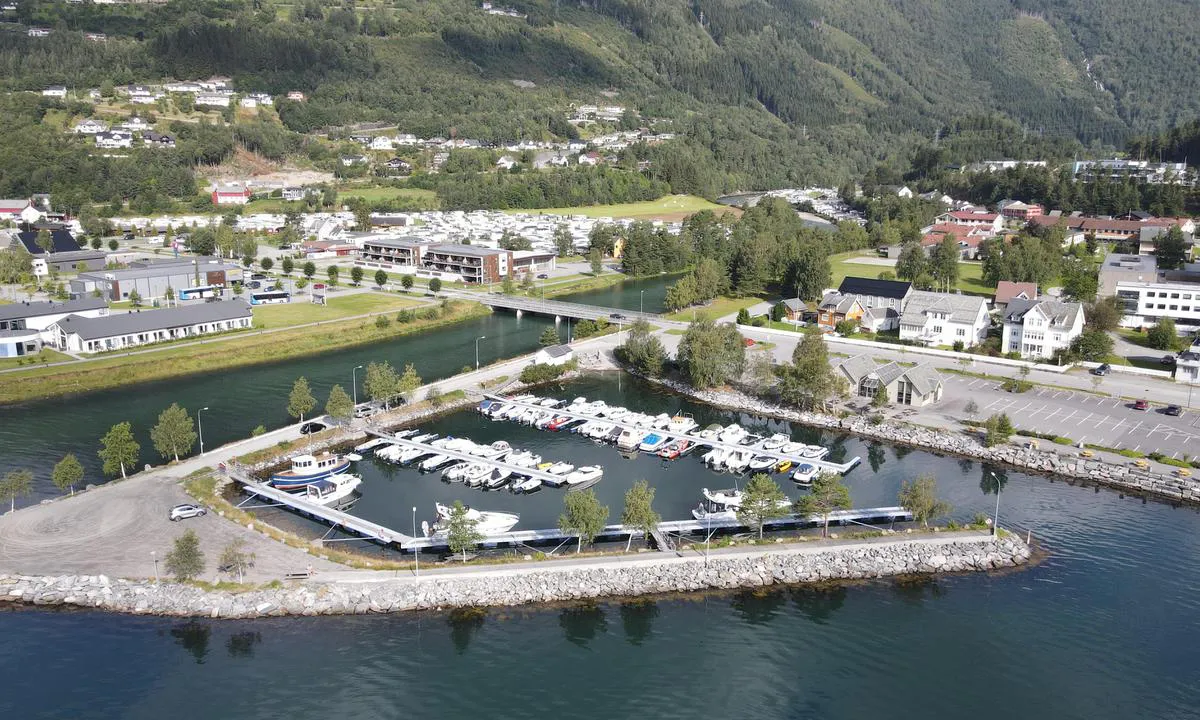 Valldal Marina: {"base": "no", "no": "Innseiling til h\u00f8yre. Akterfort\u00f8yning og utrigger p\u00e5 brygga som er mot plassen til venstre. Longside langs molo", "se": "Insegling till h\u00f6ger. Akterf\u00f6rt\u00f6jning och utriggare vid bryggan som \u00e4r mot platsen till v\u00e4nster. L\u00e5ngsida l\u00e4ngs v\u00e5gbrytaren", "en": "Entrance to the right. Stern mooring and outriggers on the dock that is towards the place on the left. Alongside along the breakwater", "da": "Indsejling til h\u00f8jre. Agterfort\u00f8jning og udrigger p\u00e5 broen som er mod pladsen til venstre. Langsides langs molen"}