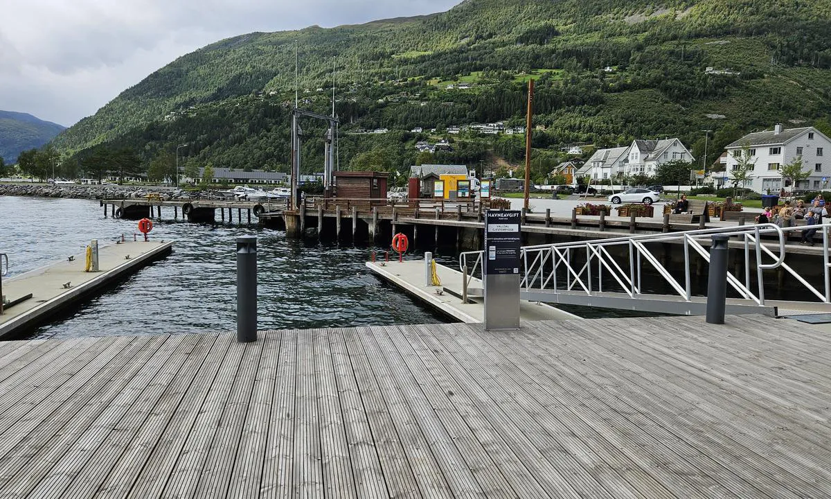Valldal Marina: {"base": "no", "no": "Gjestebrygger i sentrum.\r\nB\u00f8lger og vind kan ta noe her.", "se": "G\u00e4stbryggor i centrum.<br>B\u00f6ljor och vind kan ta n\u00e5got h\u00e4r.", "en": "Guest docks in the center.<br>Waves and wind can affect the area somewhat.", "da": "G\u00e6stebroer i centrum.<br>B\u00f8lger og vind kan tage noget her."}
