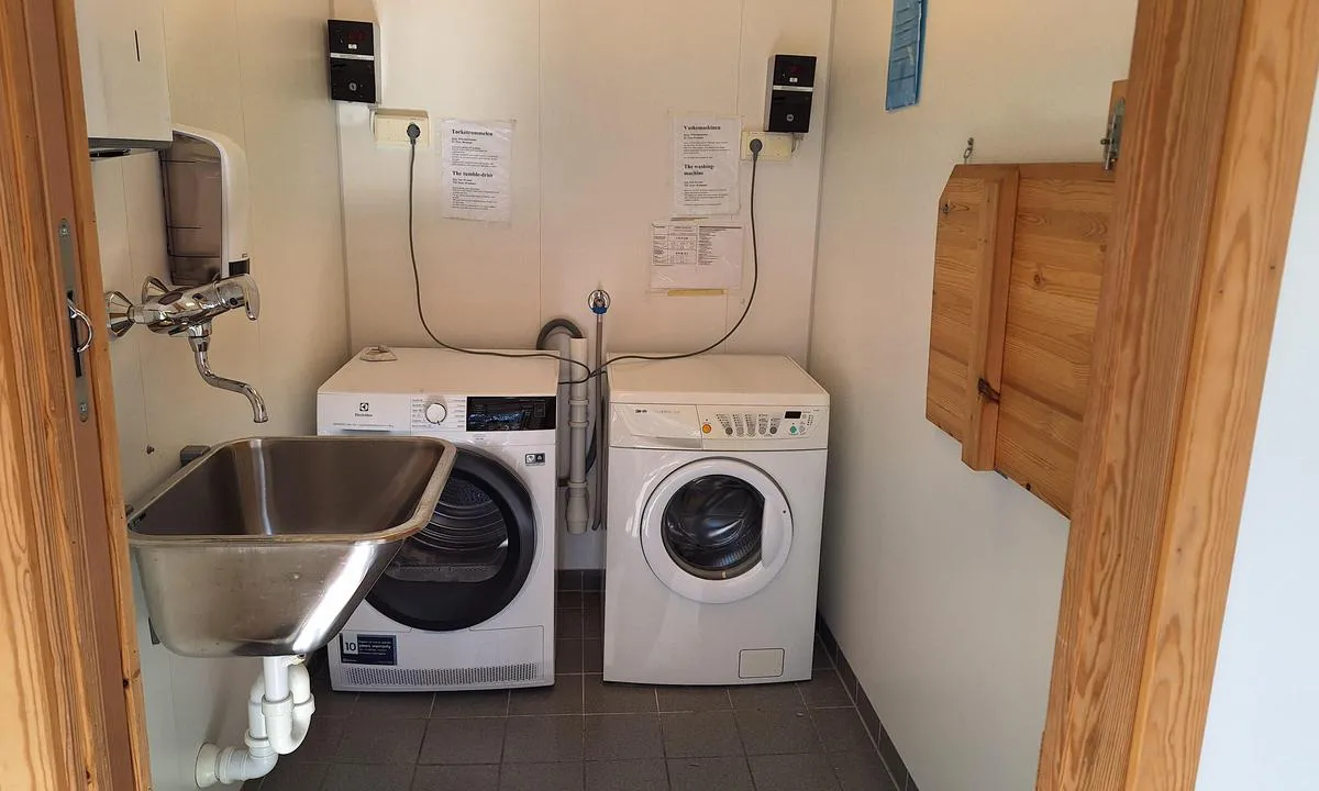 Valldal Marina: {"base": "no", "no": "Vask og t\u00f8rk, samt dusj tilgjengelig.", "se": "Tv\u00e4tt och tork, samt dusch tillg\u00e4nglig.", "en": "Wash and dry, as well as shower available.", "da": "Vask og t\u00f8r, samt brusebad tilg\u00e6ngeligt."}