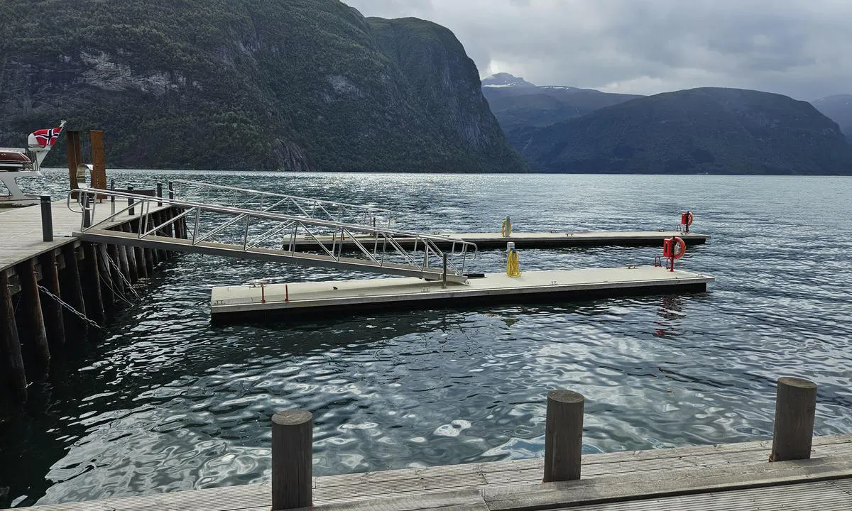 Valldal Marina: {"base": "no", "no": "Gjestebrygger i sentrum.\r\nB\u00f8lger og vind kan ta noe her.", "se": "G\u00e4stbryggor i centrum. <br>B\u00f6ljor och vindar kan vara p\u00e5tagliga h\u00e4r.", "en": "Guest piers in the center. Waves and wind can impact here somewhat.", "da": "<b>G\u00e6stebroer i centrum.</b><br>B\u00f8lger og vind kan p\u00e5virke omr\u00e5det noget her."}