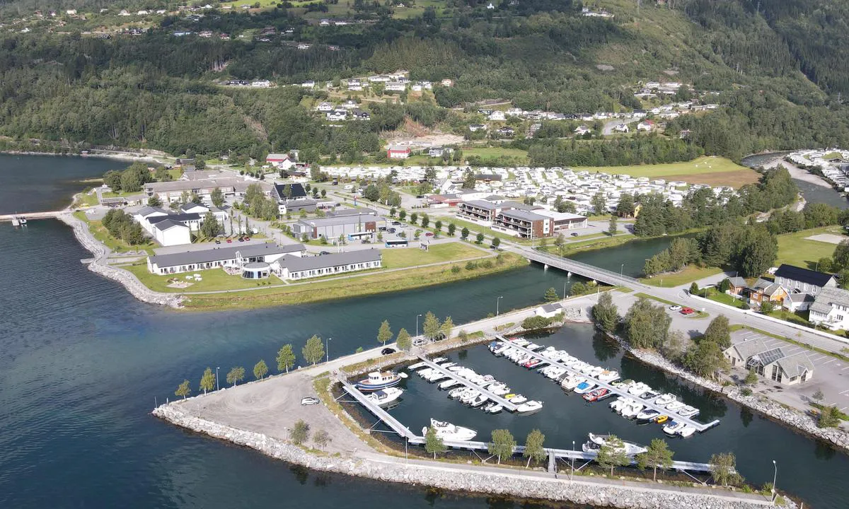 Valldal Marina: {"base": "no", "no": "B\u00e5thavna ligger fint til ved elva Valld\u00f8la. Gjestebrygge langs hele moloen nederst i bildet.", "se": "B\u00e5t hamnen ligger fint vid floden Valld\u00f8la. G\u00e4stbrygga l\u00e4ngs hela piren l\u00e4ngst ner p\u00e5 bilden.", "en": "The marina is nicely situated by the Valld\u00f8la river. Guest pier along the entire breakwater at the bottom of the picture.", "da": "B\u00e5dhavnen ligger fint ved floden Valld\u00f8la. G\u00e6stebro langs hele molen nederst i billedet."}