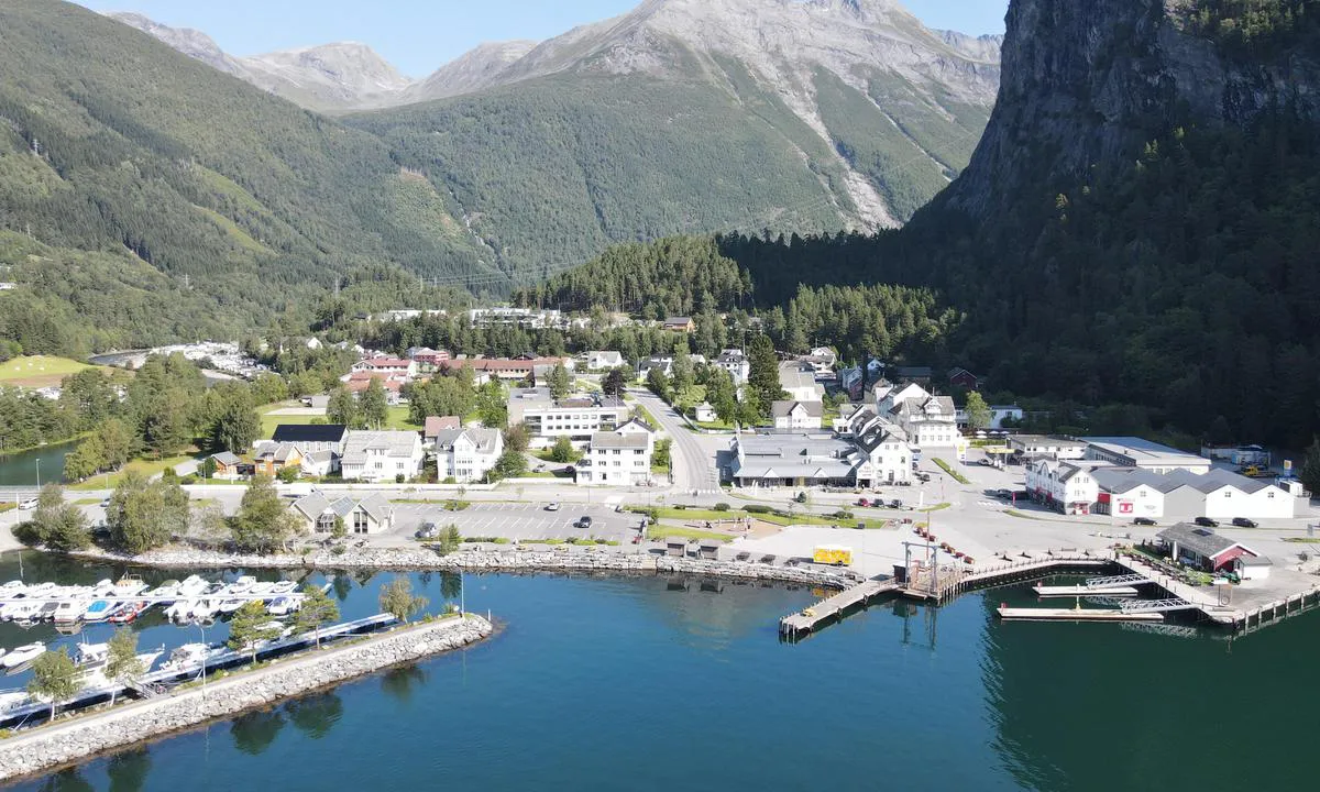 Valldal Marina: {"base": "no", "no": "Det er gjestebrygger ved den gamle ferjekai, men den er mer utsatt for vind.", "se": "Det finns g\u00e4stbryggor vid den gamla f\u00e4rjekajen, men den \u00e4r mer utsatt f\u00f6r vind.", "en": "There are guest docks at the old ferry pier, but it is more exposed to wind.", "da": "Der er g\u00e6stebroer ved den gamle f\u00e6rgekaj, men den er mere udsat for vind."}