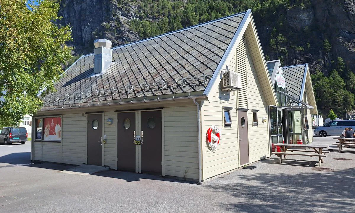 Valldal Marina: {"base": "no", "no": "Sanit\u00e6rhus med betalingstoalett, dusj, vask og t\u00f8rk", "se": "Sanitetsbygg med betaltoalett, dusch, tv\u00e4tt och tork", "en": "Sanitary house with pay toilet, shower, wash and dry", "da": "Sanitetsbygning med betalings-toilet, bruser, vask og t\u00f8rretumbler"}