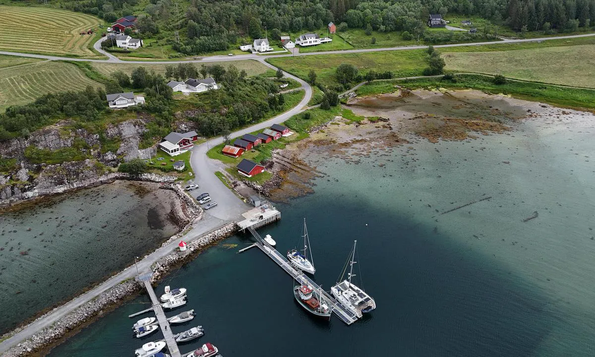 Vallvågen: {"base": "en", "no": "Dette er et slikt sted med alle fasiliteter og vennlige mennesker fra yachtklubben. Virkelig fint og en god flytebrygge.", "se": "Detta \u00e4r en s\u00e5dan plats med alla faciliteter och v\u00e4nliga m\u00e4nniskor fr\u00e5n yachtklubben. Riktigt trevligt och en bra ponton.", "en": "This is such place with all facilities friendly people from the yacht club. Really nice and a good pontoon.", "da": "Dette er s\u00e5dan et sted med alle faciliteter, venlige mennesker fra yachtklubben. Virkelig p\u00e6nt og en god ponton.", "fr": "C'est un endroit avec toutes les installations, des gens sympathiques du club nautique. Vraiment agr\u00e9able et un bon ponton.", "de": "Dies ist ein solcher Ort mit allen Einrichtungen und freundlichen Menschen vom Yachtclub. Wirklich nett und ein guter Ponton.", "es": "Este es un lugar con todas las instalaciones y personas amigables del club n\u00e1utico. Realmente agradable y con un buen pantal\u00e1n.", "it": "Questo \u00e8 un luogo con tutte le strutture e persone amichevoli del club nautico. Veramente bello e un buon pontile.", "pt": "Este \u00e9 um lugar com todas as facilidades e pessoas amig\u00e1veis do clube de iates. Realmente agrad\u00e1vel e com um bom pont\u00e3o.", "nl": "Dit is zo'n plek met alle voorzieningen en vriendelijke mensen van de jachtclub. Echt mooi en een goede ponton.", "pl": "To jest takie miejsce z pe\u0142n\u0105 infrastruktur\u0105 i przyjaznymi lud\u017ami z klubu jachtowego. Naprawd\u0119 mi\u0142e i z dobrym pontonem.", "uk": "\u0426\u0435 \u043c\u0456\u0441\u0446\u0435 \u0437 \u0443\u0441\u0456\u043c\u0430 \u0437\u0440\u0443\u0447\u043d\u043e\u0441\u0442\u044f\u043c\u0438 \u0442\u0430 \u0434\u0440\u0443\u0436\u043d\u0456\u043c\u0438 \u043b\u044e\u0434\u044c\u043c\u0438 \u0437 \u044f\u0445\u0442-\u043a\u043b\u0443\u0431\u0443. \u0414\u0443\u0436\u0435 \u0433\u0430\u0440\u043d\u0438\u0439 \u0442\u0430 \u044f\u043a\u0456\u0441\u043d\u0438\u0439 \u043f\u043e\u043d\u0442\u043e\u043d.", "ro": "Acesta este un loc cu toate facilit\u0103\u021bile \u0219i oameni prieteno\u0219i de la clubul de iahturi. Foarte frumos \u0219i cu un ponton bun.", "tr": "Buras\u0131 t\u00fcm imkanlara sahip, yat kul\u00fcb\u00fcnden dost canl\u0131s\u0131 insanlarla dolu bir yer. Ger\u00e7ekten ho\u015f ve iyi bir ponton.", "el": "\u0391\u03c5\u03c4\u03cc \u03b5\u03af\u03bd\u03b1\u03b9 \u03ad\u03bd\u03b1 \u03bc\u03ad\u03c1\u03bf\u03c2 \u03bc\u03b5 \u03cc\u03bb\u03b5\u03c2 \u03c4\u03b9\u03c2 \u03b5\u03b3\u03ba\u03b1\u03c4\u03b1\u03c3\u03c4\u03ac\u03c3\u03b5\u03b9\u03c2 \u03ba\u03b1\u03b9 \u03c6\u03b9\u03bb\u03b9\u03ba\u03bf\u03cd\u03c2 \u03b1\u03bd\u03b8\u03c1\u03ce\u03c0\u03bf\u03c5\u03c2 \u03b1\u03c0\u03cc \u03c4\u03bf\u03bd \u03cc\u03bc\u03b9\u03bb\u03bf \u03b9\u03c3\u03c4\u03b9\u03bf\u03c0\u03bb\u03bf\u0390\u03b1\u03c2. \u03a0\u03bf\u03bb\u03cd \u03c9\u03c1\u03b1\u03af\u03bf \u03ba\u03b1\u03b9 \u03bc\u03b5 \u03ba\u03b1\u03bb\u03cc \u03c0\u03bf\u03bd\u03c4\u03cc\u03bd\u03b9.", "cs": "Toto je takov\u00e9 m\u00edsto se v\u0161emi za\u0159\u00edzen\u00edmi, p\u0159\u00e1tel\u0161t\u00ed lid\u00e9 z jacht klubu. Opravdu p\u011bkn\u00e9 a dobr\u00e9 molo.", "hu": "Ez egy olyan hely, amely minden l\u00e9tes\u00edtm\u00e9nnyel rendelkezik, \u00e9s a vitorl\u00e1sklub bar\u00e1ts\u00e1gos emberei veszik k\u00f6r\u00fcl. Nagyon sz\u00e9p \u00e9s j\u00f3 m\u00f3l\u00f3.", "fi": "T\u00e4m\u00e4 on sellainen paikka, jossa on kaikki palvelut ja yst\u00e4v\u00e4llisi\u00e4 ihmisi\u00e4 venekerhosta. Todella mukava ja hyv\u00e4 ponttooni.", "bg": "\u0422\u043e\u0432\u0430 \u0435 \u0442\u0430\u043a\u043e\u0432\u0430 \u043c\u044f\u0441\u0442\u043e \u0441 \u0432\u0441\u0438\u0447\u043a\u0438 \u0443\u0434\u043e\u0431\u0441\u0442\u0432\u0430 \u0438 \u043f\u0440\u0438\u044f\u0442\u0435\u043b\u0441\u043a\u0438 \u043d\u0430\u0441\u0442\u0440\u043e\u0435\u043d\u0438 \u0445\u043e\u0440\u0430 \u043e\u0442 \u044f\u0445\u0442 \u043a\u043b\u0443\u0431\u0430. \u041d\u0430\u0438\u0441\u0442\u0438\u043d\u0430 \u043f\u0440\u0438\u044f\u0442\u043d\u043e \u0438 \u0441 \u0434\u043e\u0431\u044a\u0440 \u043f\u043e\u043d\u0442\u043e\u043d.", "sr": "Ovo je takvo mesto sa svim sadr\u017eajima i prijateljskim osobljem iz jaht kluba. Zaista lepo i dobar ponton.", "et": "See on selline koht, kus on k\u00f5ik v\u00f5imalused ja s\u00f5bralikud inimesed jahiklubist. T\u00f5esti kena ja hea ujuvkai.", "lv": "\u0160\u012b ir t\u0101da vieta ar vis\u0101m \u0113rt\u012bb\u0101m, draudz\u012bgiem cilv\u0113kiem no jahtkluba. \u013boti jauki un labs pontons.", "lt": "Tai yra tokia vieta su visomis patogumais, draugi\u0161kais \u017emon\u0117mis i\u0161 jacht\u0173 klubo. Labai maloni ir gera pontonas."}