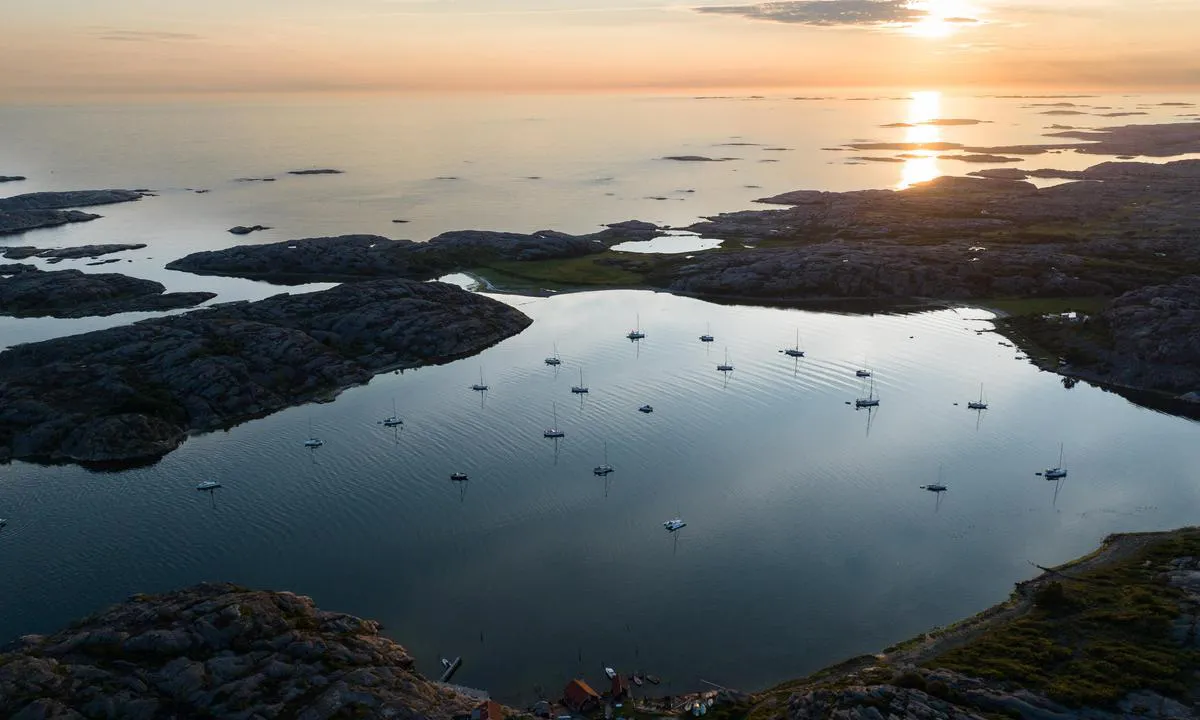 Valön Långö: {"base": "no", "no": "Det er god plass til mange i havnen, godt feste i leire p\u00e5 5-10 meters dybde", "se": "Det \u00e4r gott om plats f\u00f6r m\u00e5nga i hamnen, bra f\u00e4ste i lera p\u00e5 5-10 meters djup", "en": "There is ample space for many in the harbor, good holding in clay at 5-10 meters depth", "da": "Der er god plads til mange i havnen, godt hold i ler p\u00e5 5-10 meters dybde"}