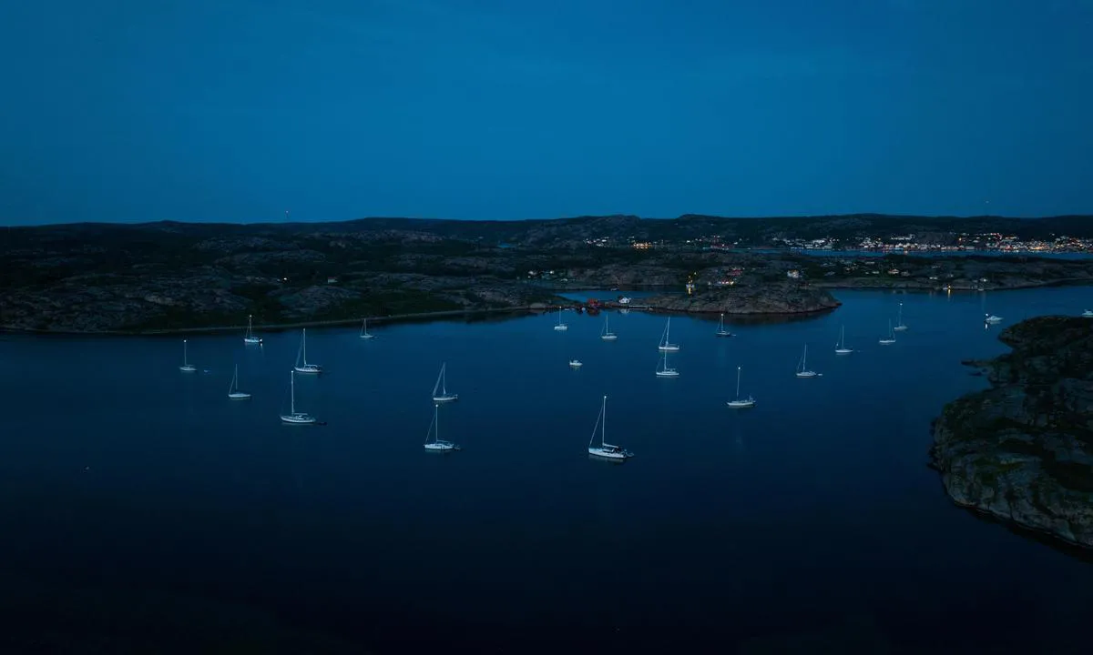 Valön Långö: {"base": "no", "no": "Alltid plass til en til i denne lagunen. I bakgrunnen kan man se Bovallstrand.", "se": "Alltid plats f\u00f6r en till i denna lagun. I bakgrunden kan man se Bovallstrand.", "en": "Always room for one more in this lagoon. In the background, you can see Bovallstrand.", "da": "Altid plads til en mere i denne lagune. I baggrunden kan man se Bovallstrand."}