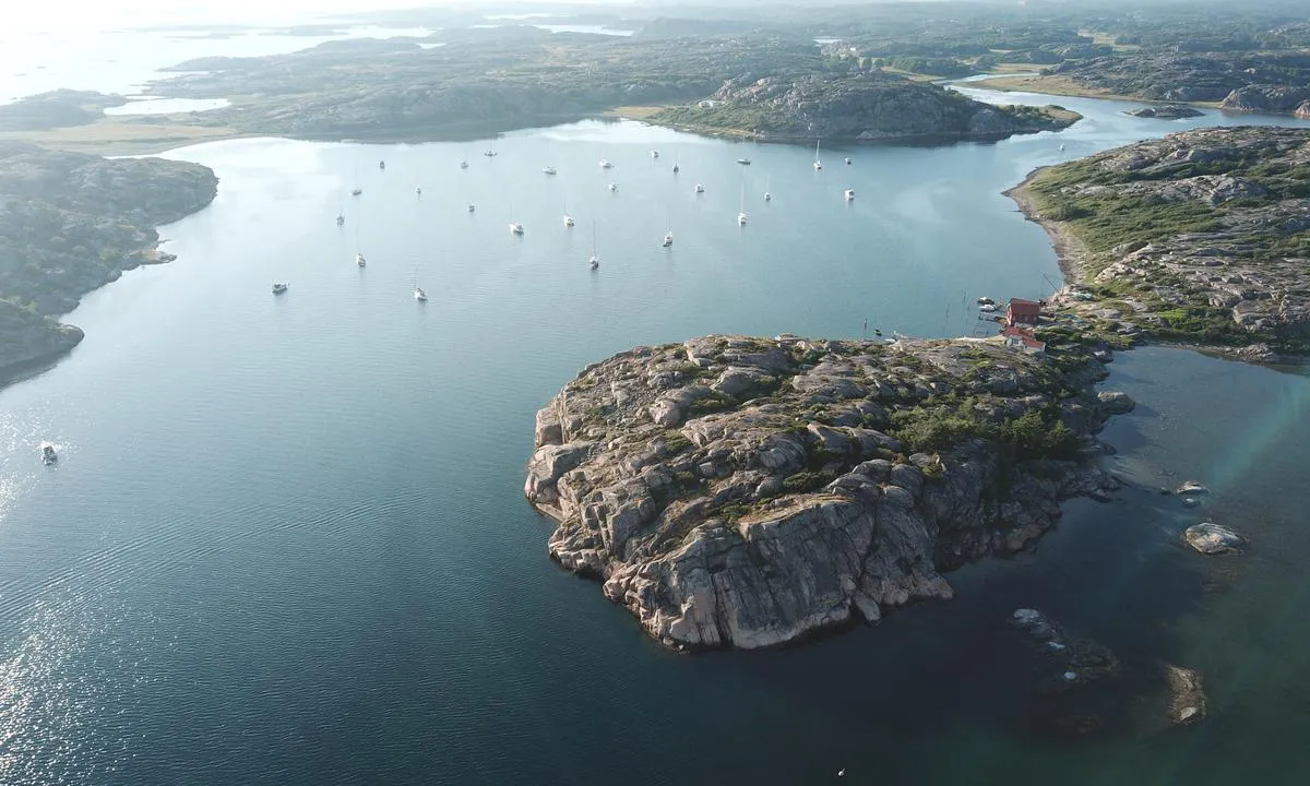 Valön Långö: Oversiktsbilde, sett fra innseilingen i sør.