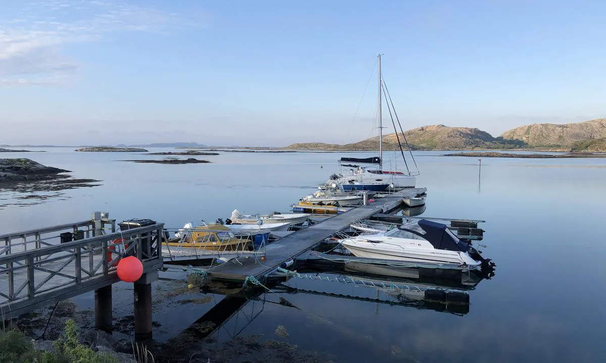 Valøya Båtforening: {"base": "no", "no": "P\u00e5 gjestebrygga til Val\u00f8ya B\u00e5tforening ligger du longside. Det er plass til 3-4 b\u00e5ter ytterst p\u00e5 brygga.", "se": "Vid g\u00e4stbryggan till Val\u00f6ya B\u00e5tf\u00f6rening ligger du l\u00e5ngsides. Det finns plats f\u00f6r 3-4 b\u00e5tar l\u00e4ngst ut p\u00e5 bryggan.", "en": "At the guest dock of Val\u00f8ya Boat Association, you lie alongside. There is space for 3-4 boats at the outer end of the dock.", "da": "Ved g\u00e6stebroen til Val\u00f8ya B\u00e5dforening ligger du langskibs. Der er plads til 3-4 b\u00e5de yderst p\u00e5 broen."}