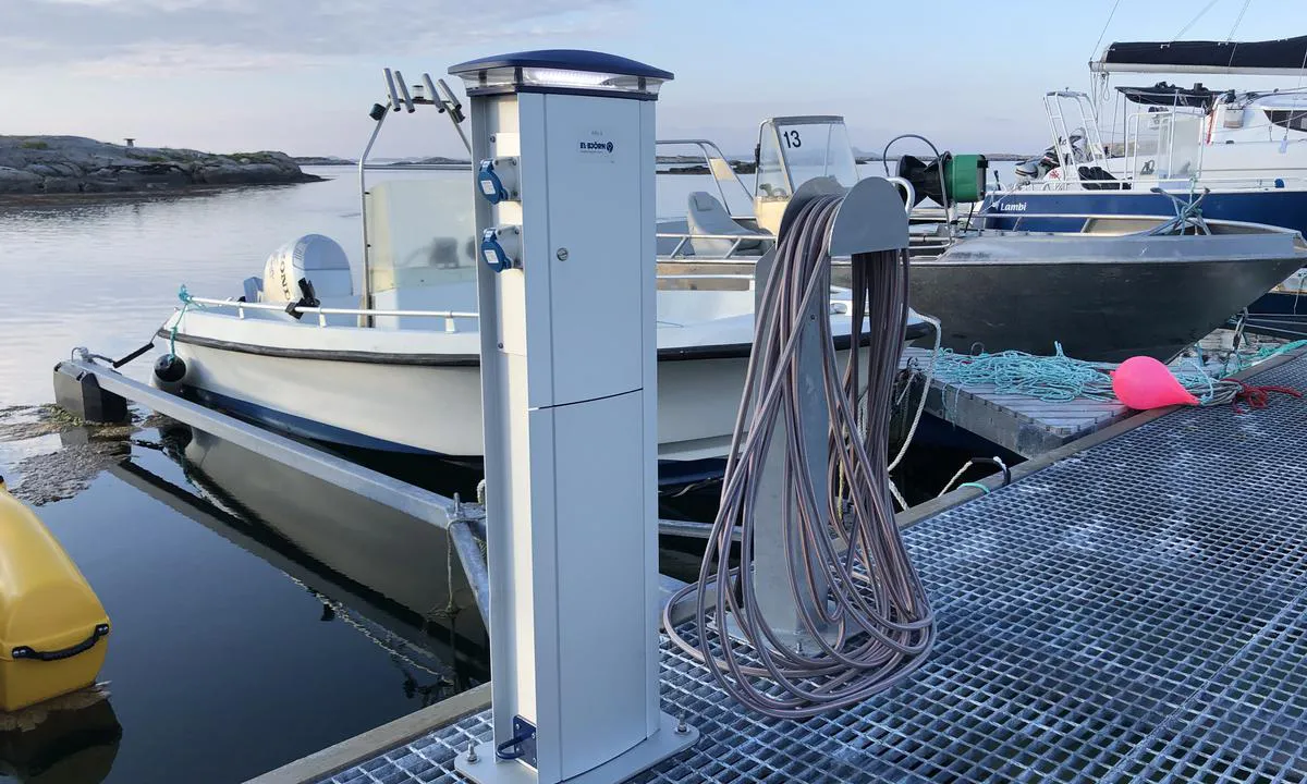 Valøya Båtforening: {"base": "no", "no": "Det er str\u00f8m og vann midtveis p\u00e5 brygga. Legg deg litt innover om du ikke har lang skj\u00f8teledning.", "se": "Det finns str\u00f6m och vatten mitt p\u00e5 bryggan. L\u00e4gg dig lite l\u00e4ngre in om du inte har en l\u00e5ng f\u00f6rl\u00e4ngningssladd.", "en": "There is electricity and water midway along the dock. Move a bit inward if you do not have a long extension cord.", "da": "Der er str\u00f8m og vand midtvejs p\u00e5 broen. L\u00e6g dig lidt indad, hvis du ikke har en lang forl\u00e6ngerledning."}