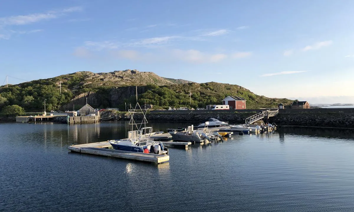 Valøya Båtforening: Brygga slik du ser den når du kommer inn i havna. Det er longsideplasser ytterst og til venstre.