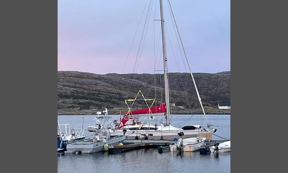 Valøya Båtforening: {"base": "no", "no": "Val\u00f8ya b\u00e5tforening har en imponerende adventstjerne p\u00e5 brygga.", "se": "Val\u00f6ya b\u00e5tklubb har en imponerande adventsstj\u00e4rna p\u00e5 bryggan.", "en": "Val\u00f8ya Boat Association has an impressive Advent star on the pier.", "da": "Val\u00f8ya b\u00e5deforening har en imponerende adventsstjerne p\u00e5 bryggen."}