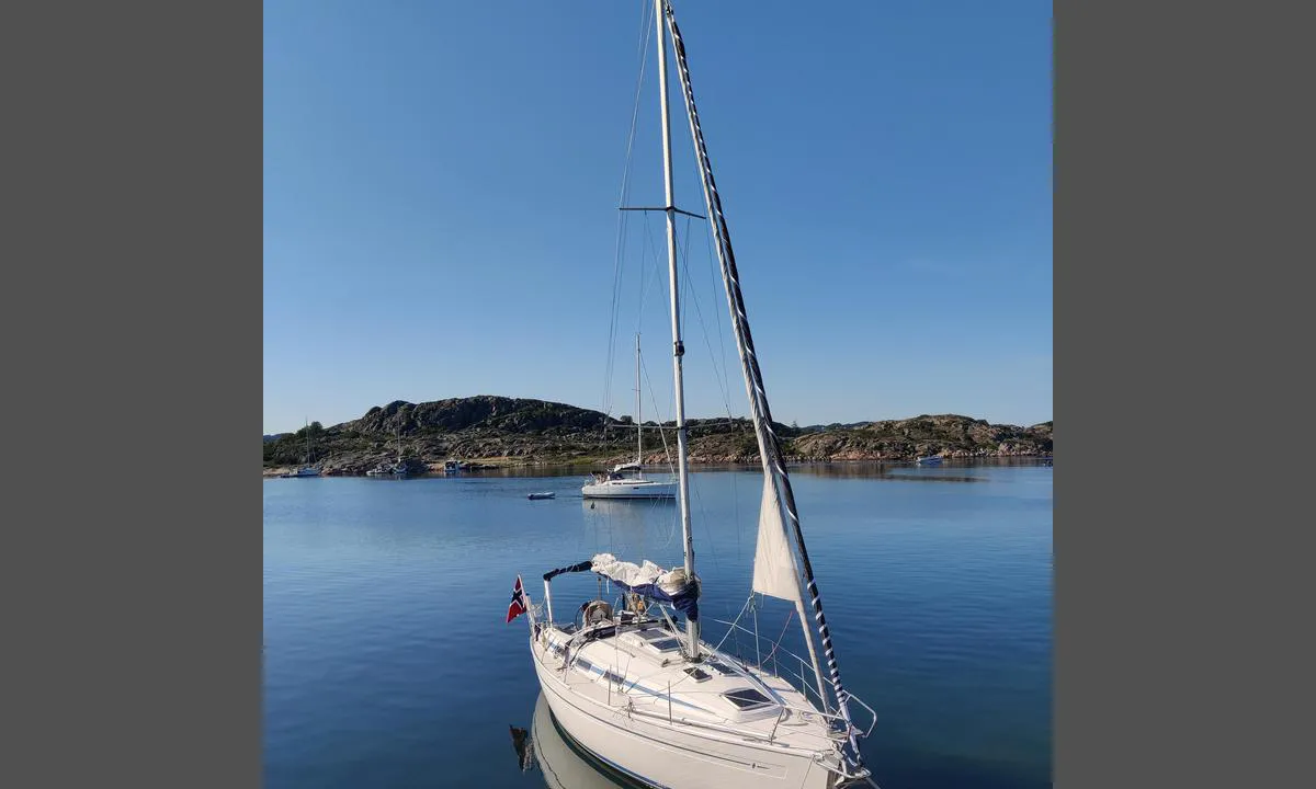Valøyane: {"base": "no", "no": "Baugen mot \u00f8st. \"Stranden p\u00e5 Val\u00f8yene\"p\u00e5 \u00f8ya bak b\u00e5ten.\r\nVi er fort\u00f8yd i \"Kallen\" iflg kartet her p\u00e5 havneguiden.", "se": "Bogen mot \u00f6st. \"Stranden vid Val\u00f6arna\"p\u00e5 \u00f6n bakom b\u00e5ten.<br>Vi \u00e4r f\u00f6rt\u00f6jda i \"Kallen\" enligt kartan h\u00e4r p\u00e5 hamnguiden.", "en": "Bow to the east. \"The beach on Val\u00f8yene\" on the island behind the boat.\nWe are moored in \"Kallen\" according to the map here in the harbour guide.", "da": "St\u00e6vnen mod \u00f8st. \"Stranden p\u00e5 Val\u00f8erne\" p\u00e5 \u00f8en bag b\u00e5den. Vi er fort\u00f8jet i \"Kallen\" if\u00f8lge kortet her p\u00e5 havneguiden."}