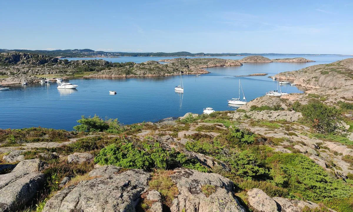 Valøyane: {"base": "no", "no": "Bilde tatt mot N\u00d8.\r\nEn av de fineste uthavnene jeg har bes\u00f8kt!", "se": "Bild tagen mot NO.<br>En av de finaste uthamnarna jag har bes\u00f6kt!", "en": "Image taken towards NE.<br>One of the finest natural harbors I have visited!", "da": "Billede taget mod N\u00d8.<br>En af de fineste uthavne jeg har bes\u00f8gt!"}
