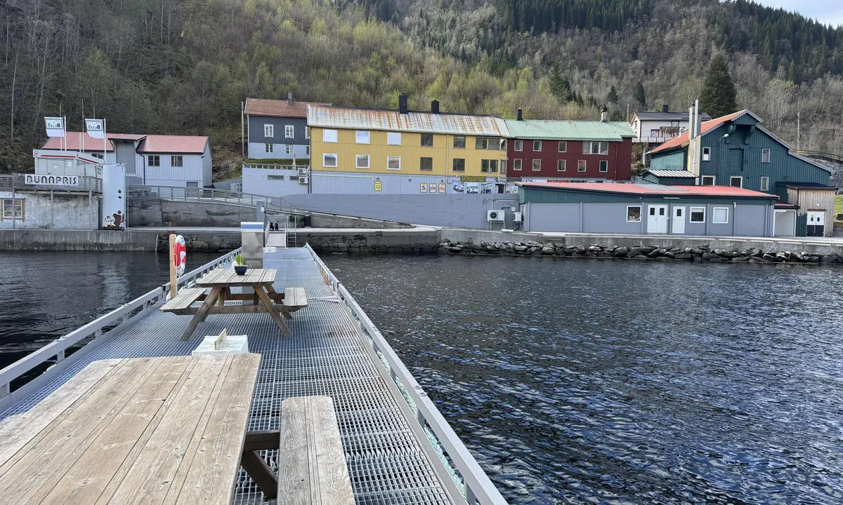 Valsøyfjord: {"base": "no", "no": "Bunnpris like ved brygga", "se": "Bunnpris precis vid bryggan", "en": "Bunnpris right by the quay", "da": "Bunnpris lige ved bryggen", "fr": "Bunnpris juste \u00e0 c\u00f4t\u00e9 du ponton", "de": "Bunnpris direkt am Steg", "es": "Precio bajo justo al lado del muelle", "it": "Bunnpris proprio vicino al molo", "pt": "Supermercado Bunnpris junto ao cais", "nl": "Bunnpris direct aan de steiger", "pl": "Bunnpris tu\u017c przy brygu", "uk": "Bunnpris \u043f\u0440\u044f\u043c\u043e \u0431\u0456\u043b\u044f \u043f\u0440\u0438\u0447\u0430\u043b\u0443", "ro": "Pre\u021b la fund chiar l\u00e2ng\u0103 doc", "tr": "R\u0131ht\u0131m\u0131n hemen yan\u0131nda Bunnpris", "el": "\u03a3\u03bf\u03cd\u03c0\u03b5\u03c1 \u03bc\u03ac\u03c1\u03ba\u03b5\u03c4 Bunnpris \u03b1\u03ba\u03c1\u03b9\u03b2\u03ce\u03c2 \u03b4\u03af\u03c0\u03bb\u03b1 \u03c3\u03c4\u03b7\u03bd \u03c0\u03c1\u03bf\u03b2\u03bb\u03ae\u03c4\u03b1", "cs": "Bunnpris p\u0159\u00edmo u mola", "hu": "Bunnpris k\u00f6zvetlen\u00fcl a m\u00f3l\u00f3n\u00e1l", "fi": "Bunnpris aivan laiturin vieress\u00e4", "bg": "Bunnpris \u0442\u043e\u0447\u043d\u043e \u0434\u043e \u043a\u0435\u044f", "sr": "Bunnpris odmah pored pristani\u0161ta", "et": "V\u00e4ikepood otse kai \u00e4\u00e4res", "lv": "Bunnpris tie\u0161i pie piest\u0101tnes", "lt": "Bunnpris \u0161alia prieplaukos"}