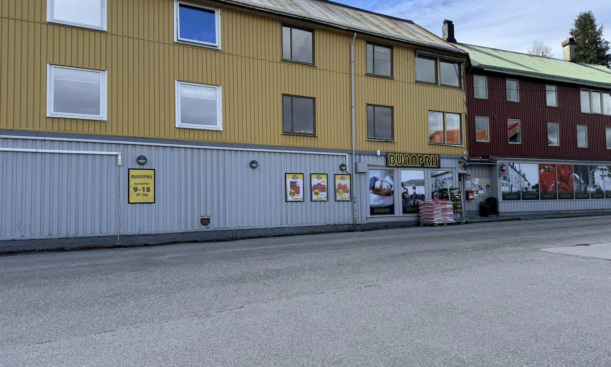 Valsøyfjord: {"base": "no", "no": "Butikk rett ved brygga med godt utvalg av varer.", "se": "Butik precis vid bryggan med ett bra urval av varor.", "en": "Shop right by the quay with a good selection of goods.", "da": "Butik lige ved kajen med godt udvalg af varer.", "fr": "Magasin juste \u00e0 c\u00f4t\u00e9 du quai avec un bon choix de produits.", "de": "Gesch\u00e4ft direkt am Steg mit guter Auswahl an Waren.", "es": "Tienda justo al lado del muelle con una buena variedad de productos.", "it": "Negozio direttamente sul molo con una buona variet\u00e0 di articoli.", "pt": "Loja bem ao lado do cais com uma boa sele\u00e7\u00e3o de produtos.", "nl": "Winkel direct aan de kade met een goed assortiment aan goederen.", "pl": "Sklep tu\u017c przy kei z du\u017cym wyborem towar\u00f3w.", "uk": "\u041c\u0430\u0433\u0430\u0437\u0438\u043d \u043f\u0440\u044f\u043c\u043e \u0431\u0456\u043b\u044f \u043f\u0440\u0438\u0447\u0430\u043b\u0443 \u0437 \u0445\u043e\u0440\u043e\u0448\u0438\u043c \u0432\u0438\u0431\u043e\u0440\u043e\u043c \u0442\u043e\u0432\u0430\u0440\u0456\u0432.", "ro": "Magazin chiar l\u00e2ng\u0103 dig cu o gam\u0103 larg\u0103 de produse.", "tr": "\u0130skeleye yak\u0131n d\u00fckkanda geni\u015f \u00fcr\u00fcn yelpazesi bulunur.", "el": "\u039a\u03b1\u03c4\u03ac\u03c3\u03c4\u03b7\u03bc\u03b1 \u03b1\u03ba\u03c1\u03b9\u03b2\u03ce\u03c2 \u03b4\u03af\u03c0\u03bb\u03b1 \u03c3\u03c4\u03b7\u03bd \u03b1\u03c0\u03bf\u03b2\u03ac\u03b8\u03c1\u03b1 \u03bc\u03b5 \u03bc\u03b5\u03b3\u03ac\u03bb\u03b7 \u03c0\u03bf\u03b9\u03ba\u03b9\u03bb\u03af\u03b1 \u03c0\u03c1\u03bf\u03ca\u03cc\u03bd\u03c4\u03c9\u03bd.", "cs": "Obchod p\u0159\u00edmo u p\u0159\u00edstavi\u0161t\u011b s dobr\u00fdm v\u00fdb\u011brem zbo\u017e\u00ed.", "hu": "Bolt k\u00f6zvetlen\u00fcl a m\u00f3l\u00f3n\u00e1l, sz\u00e9les v\u00e1laszt\u00e9kkal.", "fi": "Kauppa aivan laiturin vieress\u00e4, jossa on hyv\u00e4 valikoima tavaroita.", "bg": "\u041c\u0430\u0433\u0430\u0437\u0438\u043d \u0442\u043e\u0447\u043d\u043e \u0434\u043e \u043a\u0435\u044f \u0441 \u0434\u043e\u0431\u044a\u0440 \u0438\u0437\u0431\u043e\u0440 \u043e\u0442 \u0441\u0442\u043e\u043a\u0438.", "sr": "Prodavnica odmah pored pristani\u0161ta sa dobrim izborom robe.", "et": "Pood kai \u00e4\u00e4res, kus on lai valik kaupu.", "lv": "Veikals tie\u0161i pie piest\u0101tnes ar pla\u0161u pre\u010du kl\u0101stu.", "lt": "Parduotuv\u0117 tiesiai prie prieplaukos su geru preki\u0173 pasirinkimu."}