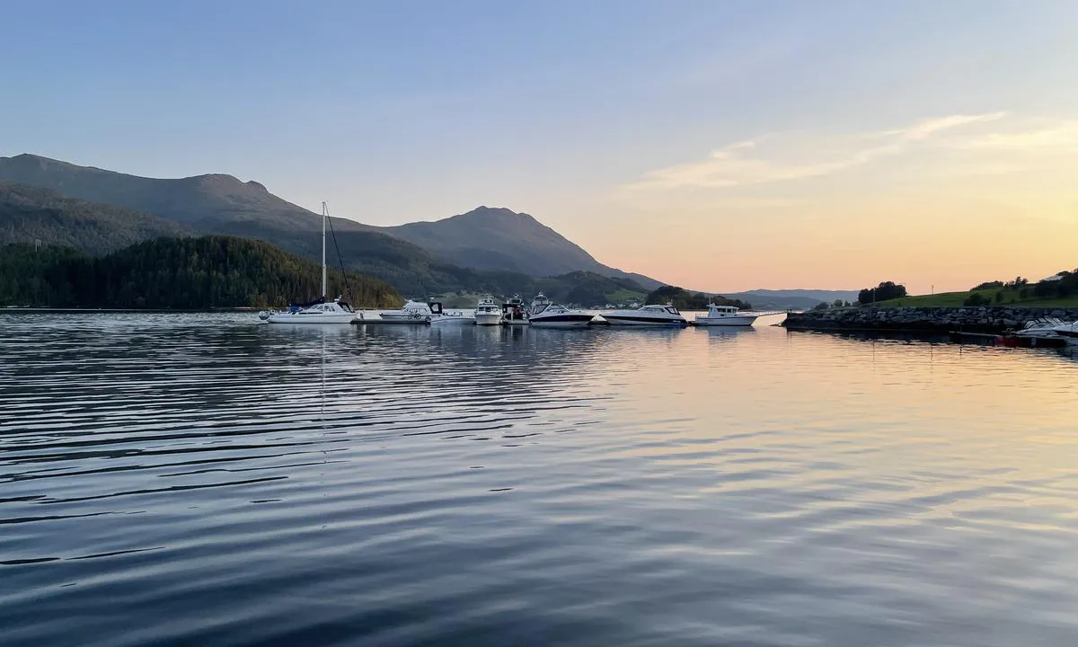 Valsøytunet Marina og Gjestebrygge: {"base": "no", "no": "Betongbrygge", "se": "Betongbrygga", "en": "Concrete pier", "da": "Betonbrygge"}