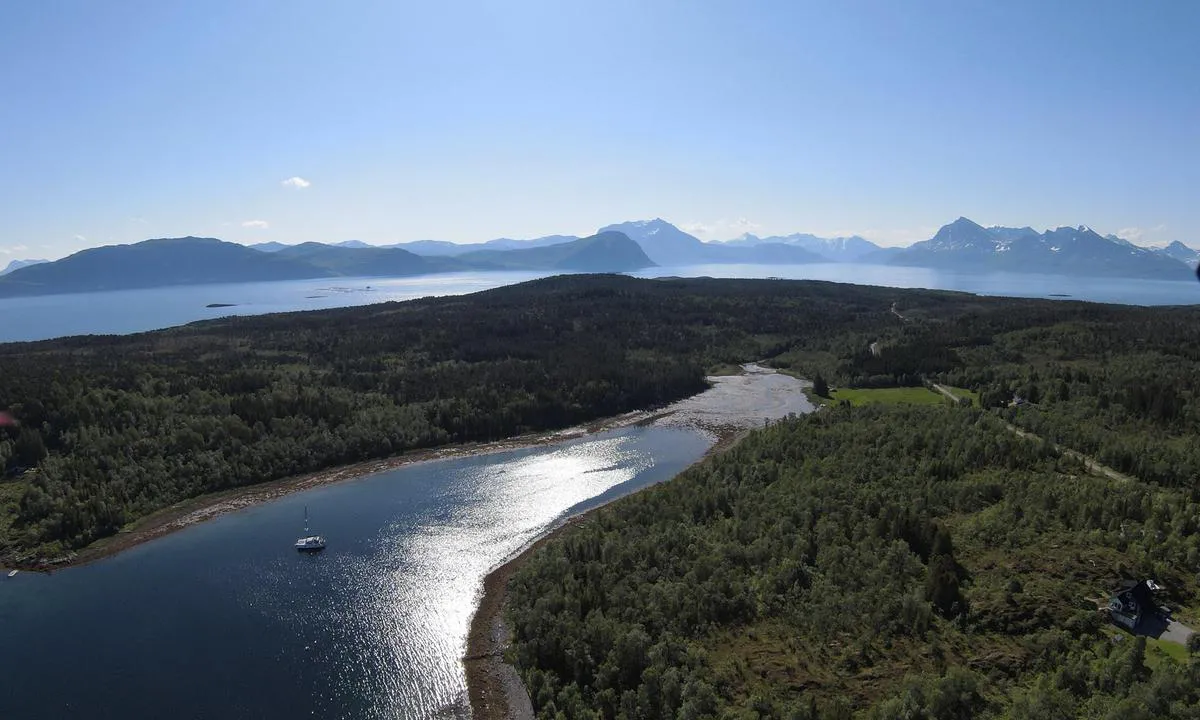 Valvågen: {"base": "en", "no": "Fint gr\u00f8nt milj\u00f8, veldig stille med mye plass. Den gule b\u00f8ya tjente oss godt. Det var mange brennmaneter som hindret oss fra v\u00e5r daglige sv\u00f8mmetur.", "se": "Trevlig gr\u00f6n milj\u00f6, mycket lugn med gott om utrymme. Den gula bojen tj\u00e4nade oss v\u00e4l. Det fanns mycket maneter som hindrade oss fr\u00e5n v\u00e5r dagliga simtur.", "en": "Nice green environment very quiet with lots of space. The yellow buoy served us well. There were lots of yellyfish which refrained  us from our daily swim.", "da": "Dejligt gr\u00f8nt milj\u00f8, meget stille med masser af plads. Den gule b\u00f8je tjente os godt. Der var mange brandm\u00e6nd, som forhindrede os i vores daglige sv\u00f8mmetur."}