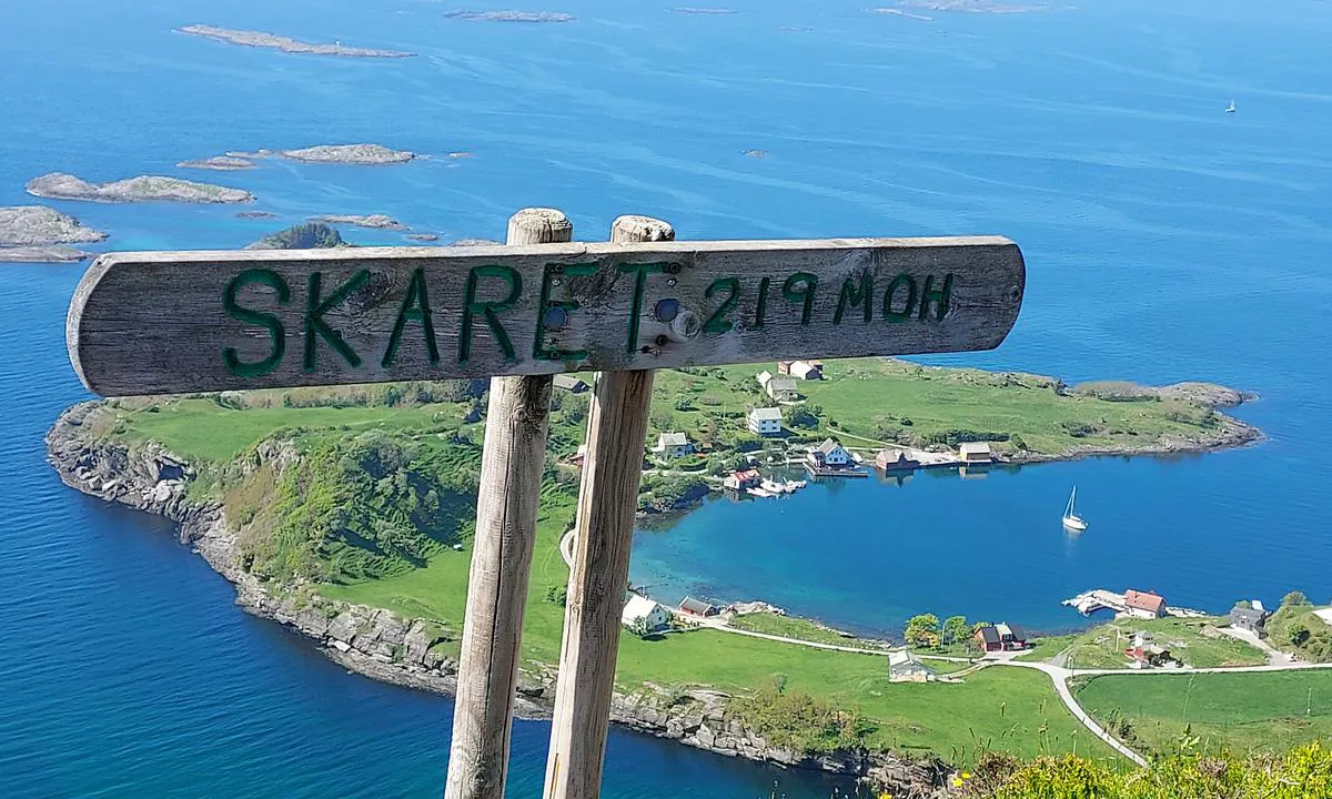 Valvikevågen - Askrova: {"base": "no", "no": "Utsikt mot Valvikv\u00e5gen fra Skaret.", "se": "Utsikt mot Valvikv\u00e5gen fr\u00e5n Skaret.", "en": "View towards Valvikv\u00e5gen from Skaret.", "da": "Udsigt mod Valvikv\u00e5gen fra Skaret."}