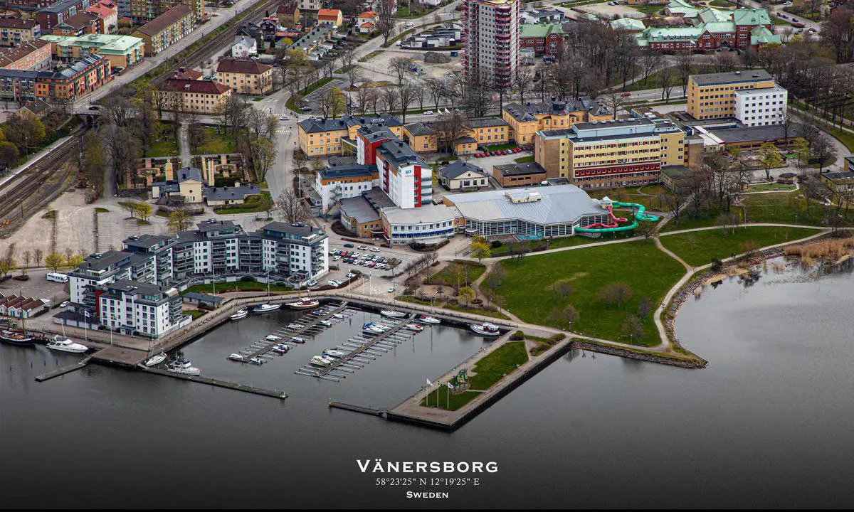 Vänersborg: {"base": "en", "no": "Luftfoto av V\u00e4nersborg. Presentert i samarbeid med fotoflyg.se. Du kan bestille dette som en innrammet utskrift p\u00e5 deres nettside (lenke nedenfor). Bruk koden \"harbourmaps\" for \u00e5 f\u00e5 10% rabatt", "se": "Flygbild av V\u00e4nersborg. Presenteras i samarbete med fotoflyg.se. Du kan best\u00e4lla detta som en inramad tryck p\u00e5 deras webbplats (l\u00e4nk nedan). Anv\u00e4nd koden \"harbourmaps\" f\u00f6r att f\u00e5 10% rabatt.", "en": "Aerial photo of V\u00e4nersborg. Presented in cooperation with fotoflyg.se. You can order this as a framed print on their website (link below). Use code \"harbourmaps\" to get a 10% rebate", "da": "Luftfoto af V\u00e4nersborg. Pr\u00e6senteret i samarbejde med fotoflyg.se. Du kan bestille dette som en indrammet plakat p\u00e5 deres hjemmeside (link nedenfor). Brug koden \"harbourmaps\" for at f\u00e5 10% rabat"}