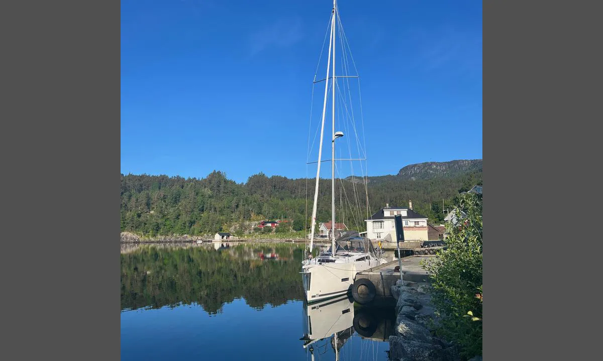Vanvik: {"base": "no", "no": "Dette er en offentlig kai er en kai eller brygge som er tilgjengelig for allmennheten. Hvis det kommer b\u00e5ter som skal laste /losse varer /passasjertrafikk m\u00e5 du flytte. \r\nH\u00f8r med lokalbefolkningen om det er noe planlagt anl\u00f8p.", "se": "Detta \u00e4r en offentlig kaj \u00e4r en kaj eller brygga som \u00e4r tillg\u00e4nglig f\u00f6r allm\u00e4nheten. Om det kommer b\u00e5tar som ska lasta/lossa varor/passagerartrafik m\u00e5ste du flytta. Fr\u00e5ga lokalbefolkningen om det finns n\u00e5got planerat anl\u00f6p.", "en": "This is a public quay, a dock or pier accessible to the public. If boats arrive to load/unload goods/passengers, you must move. Consult with the locals to see if there is any scheduled docking.", "da": "Dette er en offentlig kaj er en kaj eller bro som er tilg\u00e6ngelig for offentligheden. Hvis der kommer b\u00e5de, der skal laste / losse varer / passagertrafik, skal du flytte.\nSp\u00f8rg lokalbefolkningen, om der er planlagt anl\u00f8b.", "fr": "Ceci est un quai public, un quai ou une jet\u00e9e accessible au public. Si des bateaux arrivent pour charger/d\u00e9charger des marchandises/passagers, vous devez vous d\u00e9placer.<br>Demandez \u00e0 la population locale s'il y a des escales pr\u00e9vues.", "de": "Dies ist ein \u00f6ffentlicher Kai, ein Kai oder Steg, der f\u00fcr die \u00d6ffentlichkeit zug\u00e4nglich ist. Wenn Boote zum Laden/Entladen von Waren oder f\u00fcr Passagierverkehr ankommen, m\u00fcssen Sie den Platz r\u00e4umen. Fragen Sie die Einheimischen, ob eine geplante Ankunft bevorsteht.", "es": "Este es un muelle p\u00fablico o embarcadero accesible para el p\u00fablico en general. Si llegan barcos para cargar/desembarcar mercanc\u00edas/tr\u00e1fico de pasajeros, debes moverte.<br>Consulta con la poblaci\u00f3n local si hay alguna llegada planificada.", "it": "Questo \u00e8 un molo pubblico, un molo o pontile accessibile al pubblico. Se arrivano barche per caricare/scaricare merci o traffico passeggeri, devi spostarti.<br>Chiedi alla gente del posto se \u00e8 previsto qualche arrivo.", "pt": "Este \u00e9 um cais p\u00fablico, um cais ou ancoradouro acess\u00edvel ao p\u00fablico. Se chegarem embarca\u00e7\u00f5es para carregar/descarregar mercadorias/tr\u00e1fego de passageiros, voc\u00ea deve se mover.<br>Consulte a popula\u00e7\u00e3o local para saber se h\u00e1 alguma chegada planejada.", "nl": "Dit is een openbare kade, een kade of aanlegsteiger die toegankelijk is voor het publiek. Als er boten aankomen om goederen te laden/lossen of passagiersverkeer, moet je verplaatsen. Vraag de lokale bevolking of er een geplande aankomst is.", "pl": "To jest publiczny nabrze\u017ce lub pomost, kt\u00f3ry jest dost\u0119pny dla og\u00f3\u0142u spo\u0142ecze\u0144stwa. Je\u015bli przyp\u0142yn\u0105 \u0142odzie, kt\u00f3re maj\u0105 \u0142adowa\u0107/roz\u0142adowywa\u0107 towary/pasa\u017cer\u00f3w, musisz si\u0119 przemie\u015bci\u0107. Zapytaj lokalnych mieszka\u0144c\u00f3w, czy planowane jest jakie\u015b przyp\u0142yni\u0119cie.", "uk": "\u0426\u0435 \u0433\u0440\u043e\u043c\u0430\u0434\u0441\u044c\u043a\u0438\u0439 \u043f\u0440\u0438\u0447\u0430\u043b \u0430\u0431\u043e \u043f\u0456\u0440\u0441, \u0434\u043e\u0441\u0442\u0443\u043f\u043d\u0438\u0439 \u0434\u043b\u044f \u0433\u0440\u043e\u043c\u0430\u0434\u0441\u044c\u043a\u043e\u0441\u0442\u0456. \u042f\u043a\u0449\u043e \u043f\u0440\u0438\u0431\u0443\u0432\u0430\u044e\u0442\u044c \u0441\u0443\u0434\u043d\u0430 \u0434\u043b\u044f \u0437\u0430\u0432\u0430\u043d\u0442\u0430\u0436\u0435\u043d\u043d\u044f/\u0440\u043e\u0437\u0432\u0430\u043d\u0442\u0430\u0436\u0435\u043d\u043d\u044f \u0442\u043e\u0432\u0430\u0440\u0456\u0432 \u0430\u0431\u043e \u043f\u0430\u0441\u0430\u0436\u0438\u0440\u0456\u0432, \u0432\u0438 \u043f\u043e\u0432\u0438\u043d\u043d\u0456 \u043f\u0435\u0440\u0435\u0441\u0443\u043d\u0443\u0442\u0438\u0441\u044f.<br>\u0414\u0456\u0437\u043d\u0430\u0439\u0442\u0435\u0441\u044f \u0432 \u043c\u0456\u0441\u0446\u0435\u0432\u0438\u0445 \u0436\u0438\u0442\u0435\u043b\u0456\u0432, \u0447\u0438 \u043f\u043b\u0430\u043d\u0443\u0454\u0442\u044c\u0441\u044f \u043f\u0440\u0438\u0447\u0430\u043b\u044e\u0432\u0430\u043d\u043d\u044f.", "ro": "Acesta este un chei public, un chei sau un doc care este accesibil publicului. Dac\u0103 sosesc nave care trebuie s\u0103 \u00eencarce/descarce m\u0103rfuri/pasageri, trebuie s\u0103 v\u0103 muta\u021bi. \u00centreba\u021bi localnicii dac\u0103 exist\u0103 vreo acostare programat\u0103.", "tr": "Bu halka a\u00e7\u0131k bir iskele ya da mendirektir ve herkesin kullan\u0131m\u0131na a\u00e7\u0131kt\u0131r. Y\u00fck/yolcu ta\u015f\u0131mac\u0131l\u0131\u011f\u0131 i\u00e7in gemiler gelirse yerinizi de\u011fi\u015ftirmeniz gerekir. Planlanm\u0131\u015f bir gemi yana\u015fmas\u0131 olup olmad\u0131\u011f\u0131n\u0131 \u00f6\u011frenmek i\u00e7in yerel halka dan\u0131\u015f\u0131n.", "el": "\u0391\u03c5\u03c4\u03cc\u03c2 \u03b5\u03af\u03bd\u03b1\u03b9 \u03ad\u03bd\u03b1\u03c2 \u03b4\u03b7\u03bc\u03cc\u03c3\u03b9\u03bf\u03c2 \u03c0\u03c1\u03bf\u03b2\u03bb\u03ae\u03c4\u03b1\u03c2 \u03c0\u03bf\u03c5 \u03b5\u03af\u03bd\u03b1\u03b9 \u03b4\u03b9\u03b1\u03b8\u03ad\u03c3\u03b9\u03bc\u03bf\u03c2 \u03b3\u03b9\u03b1 \u03c4\u03bf \u03ba\u03bf\u03b9\u03bd\u03cc. \u0395\u03ac\u03bd \u03ad\u03c1\u03c7\u03bf\u03bd\u03c4\u03b1\u03b9 \u03c0\u03bb\u03bf\u03af\u03b1 \u03c0\u03bf\u03c5 \u03c0\u03c1\u03ad\u03c0\u03b5\u03b9 \u03bd\u03b1 \u03c6\u03bf\u03c1\u03c4\u03ce\u03c3\u03bf\u03c5\u03bd/\u03b5\u03ba\u03c6\u03bf\u03c1\u03c4\u03ce\u03c3\u03bf\u03c5\u03bd \u03b5\u03bc\u03c0\u03bf\u03c1\u03b5\u03cd\u03bc\u03b1\u03c4\u03b1 \u03ae \u03b3\u03b9\u03b1 \u03b5\u03c0\u03b9\u03b2\u03b1\u03c4\u03b9\u03ba\u03ae \u03b4\u03b9\u03b1\u03ba\u03af\u03bd\u03b7\u03c3\u03b7, \u03c0\u03c1\u03ad\u03c0\u03b5\u03b9 \u03bd\u03b1 \u03bc\u03b5\u03c4\u03b1\u03ba\u03b9\u03bd\u03b7\u03b8\u03b5\u03af\u03c4\u03b5. \u03a1\u03c9\u03c4\u03ae\u03c3\u03c4\u03b5 \u03c4\u03bf\u03c5\u03c2 \u03bd\u03c4\u03cc\u03c0\u03b9\u03bf\u03c5\u03c2 \u03b5\u03ac\u03bd \u03c5\u03c0\u03ac\u03c1\u03c7\u03b5\u03b9 \u03ba\u03ac\u03c0\u03bf\u03b9\u03b1 \u03c0\u03c1\u03bf\u03b3\u03c1\u03b1\u03bc\u03bc\u03b1\u03c4\u03b9\u03c3\u03bc\u03ad\u03bd\u03b7 \u03ac\u03c6\u03b9\u03be\u03b7.", "cs": "Toto je ve\u0159ejn\u00e9 molo nebo p\u0159\u00edstavi\u0161t\u011b, kter\u00e9 je p\u0159\u00edstupn\u00e9 ve\u0159ejnosti. Pokud p\u0159iplouvaj\u00ed lod\u011b k nakl\u00e1dce / vykl\u00e1dce zbo\u017e\u00ed / osobn\u00ed doprav\u011b, mus\u00edte se p\u0159esunout. Zeptejte se m\u00edstn\u00edch, zda je pl\u00e1nov\u00e1no n\u011bjak\u00e9 p\u0159iplut\u00ed.", "hu": "Ez egy nyilv\u00e1nos m\u00f3l\u00f3, egy m\u00f3l\u00f3 vagy kik\u00f6t\u0151, amely a nagyk\u00f6z\u00f6ns\u00e9g sz\u00e1m\u00e1ra is el\u00e9rhet\u0151. Ha \u00e9rkeznek haj\u00f3k, amelyek \u00e1rut rakodnak / kirakodnak vagy utasforgalmat bonyol\u00edtanak, akkor \u00e1t kell helyezned a haj\u00f3dat. K\u00e9rdezd meg a helybelieket, hogy terveznek-e valamilyen kik\u00f6t\u00e9st.", "fi": "T\u00e4m\u00e4 on julkinen laituri tai satamalaituri, joka on avoin yleis\u00f6lle. Jos tulee laivoja, jotka lastaavat/purkaavat tavaroita tai matkustajaliikennett\u00e4, sinun on siirrytt\u00e4v\u00e4. Kysy paikallisilta onko suunniteltuja saapumisia.", "bg": "\u0422\u043e\u0432\u0430 \u0435 \u043e\u0431\u0449\u0435\u0441\u0442\u0432\u0435\u043d\u043e \u043f\u0440\u0438\u0441\u0442\u0430\u043d\u0438\u0449\u0435 \u0438\u043b\u0438 \u043a\u0435\u0439, \u0434\u043e\u0441\u0442\u044a\u043f\u043d\u043e \u0437\u0430 \u0448\u0438\u0440\u043e\u043a\u0430\u0442\u0430 \u043f\u0443\u0431\u043b\u0438\u043a\u0430. \u0410\u043a\u043e \u0434\u043e\u0439\u0434\u0430\u0442 \u043a\u043e\u0440\u0430\u0431\u0438 \u0437\u0430 \u0442\u043e\u0432\u0430\u0440\u0435\u043d\u0435 /\u0440\u0430\u0437\u0442\u043e\u0432\u0430\u0440\u0432\u0430\u043d\u0435 \u043d\u0430 \u0441\u0442\u043e\u043a\u0438 /\u043f\u044a\u0442\u043d\u0438\u0447\u0435\u0441\u043a\u0438 \u0442\u0440\u0430\u0444\u0438\u043a, \u0442\u0440\u044f\u0431\u0432\u0430 \u0434\u0430 \u0441\u0435 \u043f\u0440\u0435\u043c\u0435\u0441\u0442\u0438\u0442\u0435. \u0413\u043e\u0432\u043e\u0440\u0435\u0442\u0435 \u0441 \u043c\u0435\u0441\u0442\u043d\u043e\u0442\u043e \u043d\u0430\u0441\u0435\u043b\u0435\u043d\u0438\u0435, \u0437\u0430 \u0434\u0430 \u0440\u0430\u0437\u0431\u0435\u0440\u0435\u0442\u0435 \u0434\u0430\u043b\u0438 \u0438\u043c\u0430 \u043f\u043b\u0430\u043d\u0438\u0440\u0430\u043d\u043e \u043f\u0440\u0438\u0441\u0442\u0438\u0433\u0430\u043d\u0435.", "sr": "\u041e\u0432\u043e \u0458\u0435 \u0458\u0430\u0432\u043d\u0438 \u043f\u0440\u0438\u0441\u0442\u0430\u043d, \u043c\u043e\u043b \u0438\u043b\u0438 \u043f\u0440\u0438\u0441\u0442\u0430\u043d\u0438\u0448\u0442\u0435 \u043a\u043e\u0458\u0435 \u0458\u0435 \u0434\u043e\u0441\u0442\u0443\u043f\u043d\u043e \u0458\u0430\u0432\u043d\u043e\u0441\u0442\u0438. \u0410\u043a\u043e \u043f\u0440\u0438\u0441\u0442\u0438\u0433\u043d\u0443 \u0447\u0430\u043c\u0446\u0438 \u043a\u043e\u0458\u0438 \u0442\u0440\u0435\u0431\u0430 \u0434\u0430 \u0443\u0442\u043e\u0432\u0430\u0440\u0435/\u0438\u0441\u0442\u043e\u0432\u0430\u0440\u0435 \u0440\u043e\u0431\u0443/\u043f\u0443\u0442\u043d\u0438\u0447\u043a\u0438 \u0441\u0430\u043e\u0431\u0440\u0430\u045b\u0430\u0458, \u043c\u043e\u0440\u0430\u045b\u0435\u0442\u0435 \u0434\u0430 \u0441\u0435 \u043f\u043e\u043c\u0435\u0440\u0438\u0442\u0435. \u0420\u0430\u0441\u043f\u0438\u0442\u0430\u0458\u0442\u0435 \u0441\u0435 \u043a\u043e\u0434 \u043b\u043e\u043a\u0430\u043b\u043d\u043e\u0433 \u0441\u0442\u0430\u043d\u043e\u0432\u043d\u0438\u0448\u0442\u0432\u0430 \u0434\u0430 \u043b\u0438 \u0458\u0435 \u043d\u0435\u043a\u043e \u043f\u043b\u0430\u043d\u0438\u0440\u0430\u043d\u043e \u043f\u0440\u0438\u0441\u0442\u0430\u0458\u0430\u045a\u0435.", "et": "See on avalik kai, mis on \u00fcldsusele k\u00e4ttesaadav. Kui saabuvad laevad, mis peavad kaupu/veost v\u00f5i reisijaid peale v\u00f5tma/maha laadima, pead sa lahkuma. K\u00fcsi kohalikelt elanikelt, kas on kavandatud m\u00f5ni saabumine.", "lv": "\u0160\u012b ir publiska piest\u0101tne vai piest\u0101tne, kas ir pieejama sabiedr\u012bbai. Ja ierodas ku\u0123i, kas v\u0113las iekraut /izkraut preces /pasa\u017eieru satiksmi, jums j\u0101aiziet.<br>Jaut\u0101jiet viet\u0113jiem iedz\u012bvot\u0101jiem, vai ir k\u0101ds pl\u0101nots pien\u0101ciens.", "lt": "Tai yra vie\u0161asis prieplauka ar krantin\u0117, kuri yra prieinama visuomenei. Jei atplaukia laivai, kurie turi krauti/i\u0161krauti prekes /keleivi\u0173 sraut\u0105, tur\u0117site persikelti. Paklauskite vietini\u0173 gyventoj\u0173, ar yra numatytas atplaukimas."}