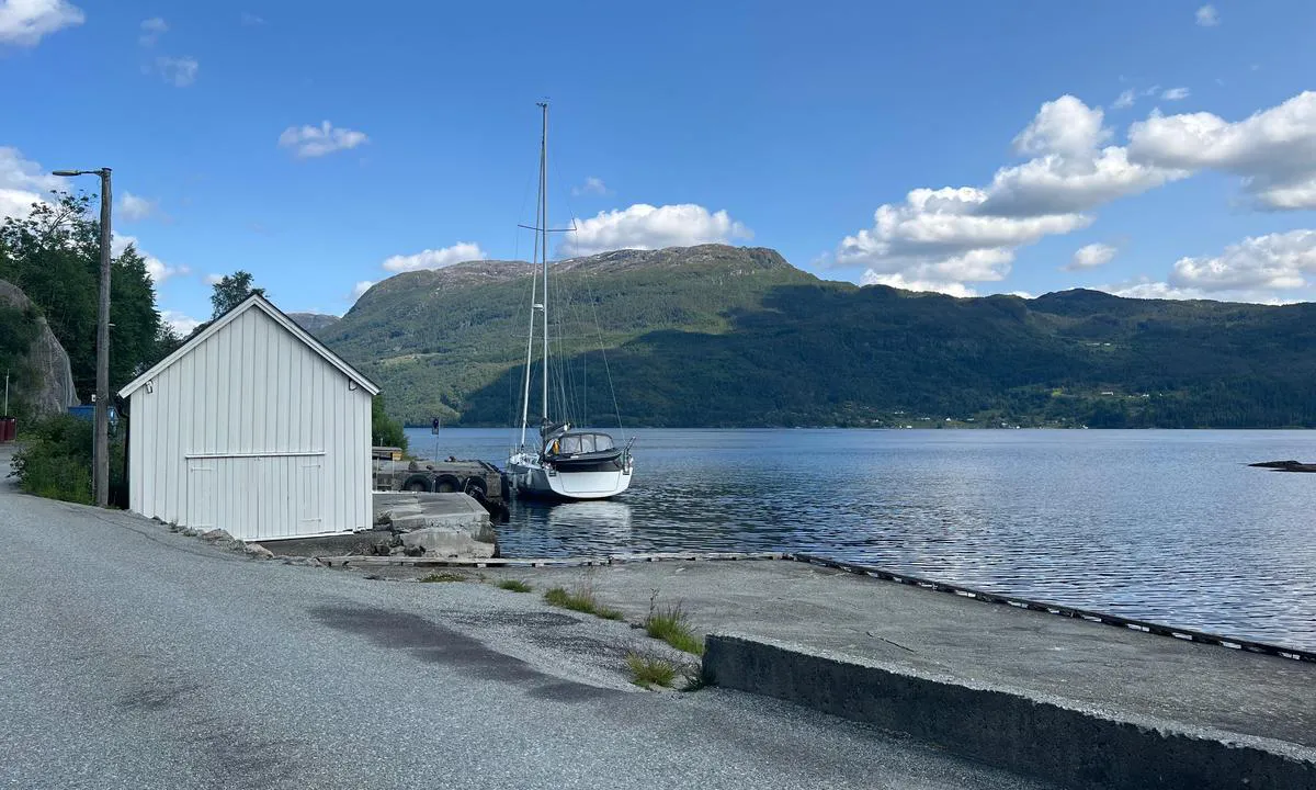 Vanvik: {"base": "no", "no": "Dette er en offentlig kai er en kai eller brygge som er tilgjengelig for allmennheten. Hvis det kommer b\u00e5ter som skal laste /losse varer /passasjertrafikk m\u00e5 du flytte. \r\nH\u00f8r med lokalbefolkningen om det er noe planlagt anl\u00f8p.", "se": "Detta \u00e4r en offentlig kaj eller en brygga som \u00e4r tillg\u00e4nglig f\u00f6r allm\u00e4nheten. Om det kommer b\u00e5tar som ska lasta/lossa varor/passagerartrafik m\u00e5ste du flytta.\nFr\u00e5ga lokalbefolkningen om det \u00e4r n\u00e5got planerat anl\u00f6p.", "en": "This is a public quay that is accessible to the general public. If boats come to load/unload goods or passenger traffic, you must move. Ask the locals if there are any planned arrivals.", "da": "Dette er en offentlig kaj er en kaj eller bro som er tilg\u00e6ngelig for offentligheden. Hvis der kommer b\u00e5de, som skal laste /losse varer /passagertrafik, skal du flytte.<br>Sp\u00f8rg de lokale om der er nogen planlagt anl\u00f8b.", "fr": "Ceci est un quai public, c\u2019est un quai ou une jet\u00e9e accessible au public. Si des bateaux arrivent pour charger / d\u00e9charger des marchandises / trafic de passagers, vous devez vous d\u00e9placer. Demandez \u00e0 la population locale s'il y a une arriv\u00e9e pr\u00e9vue.", "de": "Dies ist ein \u00f6ffentlicher Kai oder Steg, der der \u00d6ffentlichkeit zug\u00e4nglich ist. Wenn Schiffe zum Be- oder Entladen von Waren oder Passagieren kommen, musst du Platz machen. Erkundige dich bei den Einheimischen nach geplanten Anl\u00e4ufen.", "es": "Este es un muelle p\u00fablico, un muelle o embarcadero accesible para el p\u00fablico. Si llegan barcos que deben cargar/descargar mercanc\u00edas/tr\u00e1fico de pasajeros, debe moverse. Consulte con la poblaci\u00f3n local si hay alguna llegada planificada.", "it": "Questa \u00e8 una banchina pubblica, un molo o pontile accessibile al pubblico. Se arrivano barche per caricare/scaricare merci o traffico passeggeri, devi spostarti. Chiedi alla gente del posto se ci sono attracchi pianificati.", "pt": "Este \u00e9 um cais p\u00fablico, um cais ou p\u00eder que est\u00e1 acess\u00edvel ao p\u00fablico. Se chegarem barcos para carregar/descarregar mercadorias/tr\u00e1fego de passageiros, voc\u00ea precisar\u00e1 se mover. Pergunte \u00e0 popula\u00e7\u00e3o local se h\u00e1 alguma chegada planejada.", "nl": "Dit is een openbare kade, een kade of steiger die toegankelijk is voor het publiek. Als er schepen komen die goederen laden/lossen of passagiersverkeer hebben, moet je verplaatsen. Vraag de lokale bevolking of er iets gepland staat voor aankomst.", "pl": "To jest publiczne nabrze\u017ce, dost\u0119pne dla og\u00f3\u0142u spo\u0142ecze\u0144stwa. Je\u017celi przybijaj\u0105 statki do za\u0142adunku/roz\u0142adunku towar\u00f3w lub przewozu pasa\u017cer\u00f3w, musisz si\u0119 przemie\u015bci\u0107. Skonsultuj si\u0119 z miejscow\u0105 ludno\u015bci\u0105, czy jest planowane jakie\u015b zawini\u0119cie.", "uk": "\u0426\u0435 \u0454 \u0433\u0440\u043e\u043c\u0430\u0434\u0441\u044c\u043a\u0430 \u043f\u0440\u0438\u0441\u0442\u0430\u043d\u044c \u0430\u0431\u043e \u043f\u0440\u0438\u0447\u0430\u043b, \u0434\u043e\u0441\u0442\u0443\u043f\u043d\u0438\u0439 \u0434\u043b\u044f \u0448\u0438\u0440\u043e\u043a\u043e\u0433\u043e \u0437\u0430\u0433\u0430\u043b\u0443. \u042f\u043a\u0449\u043e \u043f\u0440\u0438\u0445\u043e\u0434\u044f\u0442\u044c \u0441\u0443\u0434\u043d\u0430 \u0434\u043b\u044f \u0437\u0430\u0432\u0430\u043d\u0442\u0430\u0436\u0435\u043d\u043d\u044f/\u0440\u043e\u0437\u0432\u0430\u043d\u0442\u0430\u0436\u0435\u043d\u043d\u044f \u0442\u043e\u0432\u0430\u0440\u0456\u0432 \u0430\u0431\u043e \u043f\u0430\u0441\u0430\u0436\u0438\u0440\u0441\u044c\u043a\u0438\u0445 \u043f\u0435\u0440\u0435\u0432\u0435\u0437\u0435\u043d\u044c, \u0432\u0430\u043c \u0434\u043e\u0432\u0435\u0434\u0435\u0442\u044c\u0441\u044f \u043f\u0435\u0440\u0435\u043c\u0456\u0441\u0442\u0438\u0442\u0438\u0441\u044f.<br>\u0417\u0430\u043f\u0438\u0442\u0430\u0439\u0442\u0435 \u0443 \u043c\u0456\u0441\u0446\u0435\u0432\u0438\u0445 \u0436\u0438\u0442\u0435\u043b\u0456\u0432, \u0447\u0438 \u0437\u0430\u043f\u043b\u0430\u043d\u043e\u0432\u0430\u043d\u043e \u044f\u043a\u0438\u0439\u0441\u044c \u043f\u0440\u0438\u0445\u0456\u0434.", "ro": "Acesta este un dig public, un dig sau o dan\u0103 care este accesibil\u0103 publicului larg. Dac\u0103 sosesc b\u0103rci pentru \u00eenc\u0103rcarea/desc\u0103rcarea m\u0103rfurilor sau trafic de pasageri, trebuie s\u0103 v\u0103 muta\u021bi. \u00centreba\u021bi localnicii dac\u0103 este planificat\u0103 vreo sosire.", "tr": "Bu, halka a\u00e7\u0131k bir iskele veya r\u0131ht\u0131md\u0131r ve herkesin eri\u015fimine a\u00e7\u0131kt\u0131r. E\u011fer y\u00fck / yolcu trafi\u011fi i\u00e7in gelen gemiler varsa, yana\u015fman\u0131z veya ayr\u0131lman\u0131z gerekebilir. Planl\u0131 bir yana\u015fma olup olmad\u0131\u011f\u0131n\u0131 \u00f6\u011frenmek i\u00e7in yerel halkla konu\u015fun.", "el": "\u0391\u03c5\u03c4\u03cc\u03c2 \u03b5\u03af\u03bd\u03b1\u03b9 \u03ad\u03bd\u03b1\u03c2 \u03b4\u03b7\u03bc\u03cc\u03c3\u03b9\u03bf\u03c2 \u03c0\u03c1\u03bf\u03b2\u03bb\u03ae\u03c4\u03b1\u03c2, \u03b4\u03b9\u03b1\u03b8\u03ad\u03c3\u03b9\u03bc\u03bf\u03c2 \u03b3\u03b9\u03b1 \u03c4\u03bf \u03ba\u03bf\u03b9\u03bd\u03cc. \u0395\u03ac\u03bd \u03c6\u03c4\u03ac\u03c3\u03bf\u03c5\u03bd \u03c0\u03bb\u03bf\u03af\u03b1 \u03b3\u03b9\u03b1 \u03c6\u03cc\u03c1\u03c4\u03c9\u03c3\u03b7/\u03b5\u03ba\u03c6\u03cc\u03c1\u03c4\u03c9\u03c3\u03b7 \u03b5\u03bc\u03c0\u03bf\u03c1\u03b5\u03c5\u03bc\u03ac\u03c4\u03c9\u03bd/\u03b5\u03c0\u03b9\u03b2\u03b1\u03c4\u03b9\u03ba\u03ae\u03c2 \u03ba\u03c5\u03ba\u03bb\u03bf\u03c6\u03bf\u03c1\u03af\u03b1\u03c2, \u03b8\u03b1 \u03c0\u03c1\u03ad\u03c0\u03b5\u03b9 \u03bd\u03b1 \u03bc\u03b5\u03c4\u03b1\u03ba\u03b9\u03bd\u03b7\u03b8\u03b5\u03af\u03c4\u03b5. \u03a1\u03c9\u03c4\u03ae\u03c3\u03c4\u03b5 \u03c4\u03bf\u03c5\u03c2 \u03bd\u03c4\u03cc\u03c0\u03b9\u03bf\u03c5\u03c2 \u03b1\u03bd \u03c5\u03c0\u03ac\u03c1\u03c7\u03b5\u03b9 \u03c0\u03c1\u03bf\u03b3\u03c1\u03b1\u03bc\u03bc\u03b1\u03c4\u03b9\u03c3\u03bc\u03ad\u03bd\u03b7 \u03ac\u03c6\u03b9\u03be\u03b7.", "cs": "Toto je ve\u0159ejn\u00e9 molo nebo p\u0159\u00edstavn\u00ed hr\u00e1z, kter\u00e1 je p\u0159\u00edstupn\u00e1 ve\u0159ejnosti. Pokud p\u0159ijdou lod\u011b, kter\u00e9 maj\u00ed nakl\u00e1dat/vykl\u00e1dat zbo\u017e\u00ed nebo pasa\u017e\u00e9ry, mus\u00edte se p\u0159esunout. Zeptejte se m\u00edstn\u00edch obyvatel, zda je pl\u00e1nov\u00e1no n\u011bjak\u00e9 p\u0159ist\u00e1n\u00ed.", "hu": "Ez egy nyilv\u00e1nos m\u00f3l\u00f3 vagy kik\u00f6t\u0151, amely mindenki sz\u00e1m\u00e1ra el\u00e9rhet\u0151. Ha \u00e9rkeznek olyan haj\u00f3k, amelyek \u00e1rut / utasokat rakodnak ki/be, akkor el kell mozdulnod. \u00c9rdekl\u0151dj a helyiekn\u00e9l, hogy van-e tervezett kik\u00f6t\u00e9s.", "fi": "T\u00e4m\u00e4 on yleinen laituri tai laituri, joka on kaikkien k\u00e4ytett\u00e4viss\u00e4. Jos tulee aluksia, jotka lastaavat/purkavat tavaroita/matkustajia, sinun t\u00e4ytyy siirty\u00e4.<br> Kysy paikallisilta, onko suunniteltu saapumisia.", "bg": "\u0422\u043e\u0432\u0430 \u0435 \u043e\u0431\u0449\u0435\u0441\u0442\u0432\u0435\u043d\u043e \u043f\u0440\u0438\u0441\u0442\u0430\u043d\u0438\u0449\u043d\u043e \u0441\u044a\u043e\u0440\u044a\u0436\u0435\u043d\u0438\u0435, \u043a\u0435\u0439 \u0438\u043b\u0438 \u043f\u0440\u0438\u0441\u0442\u0430\u043d, \u043a\u043e\u0439\u0442\u043e \u0435 \u0434\u043e\u0441\u0442\u044a\u043f\u0435\u043d \u0437\u0430 \u043e\u0431\u0449\u0435\u0441\u0442\u0432\u0435\u043d\u043e\u0441\u0442\u0442\u0430. \u0410\u043a\u043e \u043f\u0440\u0438\u0441\u0442\u0438\u0433\u043d\u0430\u0442 \u043a\u043e\u0440\u0430\u0431\u0438, \u043a\u043e\u0438\u0442\u043e \u0442\u0440\u044f\u0431\u0432\u0430 \u0434\u0430 \u0442\u043e\u0432\u0430\u0440\u044f\u0442/\u0440\u0430\u0437\u0442\u043e\u0432\u0430\u0440\u0432\u0430\u0442 \u0441\u0442\u043e\u043a\u0438 \u0438\u043b\u0438 \u043f\u044a\u0442\u043d\u0438\u0446\u0438, \u0442\u0440\u044f\u0431\u0432\u0430 \u0434\u0430 \u0441\u0435 \u043f\u0440\u0435\u043c\u0435\u0441\u0442\u0438\u0442\u0435. \u041f\u043e\u043f\u0438\u0442\u0430\u0439\u0442\u0435 \u043c\u0435\u0441\u0442\u043d\u043e\u0442\u043e \u043d\u0430\u0441\u0435\u043b\u0435\u043d\u0438\u0435 \u0434\u0430\u043b\u0438 \u0438\u043c\u0430 \u043f\u043b\u0430\u043d\u0438\u0440\u0430\u043d\u043e \u043f\u0440\u0438\u0441\u0442\u0438\u0433\u0430\u043d\u0435.", "sr": "\u041e\u0432\u043e \u0458\u0435 \u0458\u0430\u0432\u043d\u0438 \u043a\u0435\u0458 \u0438\u043b\u0438 \u043f\u0440\u0438\u0441\u0442\u0430\u043d\u0438\u0448\u0442\u0435 \u043a\u043e\u0458\u0435 \u0458\u0435 \u0434\u043e\u0441\u0442\u0443\u043f\u043d\u043e \u0437\u0430 \u0458\u0430\u0432\u043d\u043e\u0441\u0442. \u0410\u043a\u043e \u043f\u0440\u0438\u0441\u0442\u0438\u0436\u0443 \u0431\u0440\u043e\u0434\u043e\u0432\u0438 \u043a\u043e\u0458\u0438 \u0442\u0440\u0435\u0431\u0430 \u0434\u0430 \u0443\u0442\u043e\u0432\u0430\u0440\u0435/\u0438\u0441\u0442\u043e\u0432\u0430\u0440\u0435 \u0440\u043e\u0431\u0443 \u0438\u043b\u0438 \u043f\u0443\u0442\u043d\u0438\u0447\u043a\u0438 \u0441\u0430\u043e\u0431\u0440\u0430\u045b\u0430\u0458, \u043c\u043e\u0440\u0430\u0442\u0435 \u0441\u0435 \u043f\u043e\u043c\u0435\u0440\u0438\u0442\u0438. \u041f\u0438\u0442\u0430\u0458\u0442\u0435 \u043b\u043e\u043a\u0430\u043b\u043d\u043e \u0441\u0442\u0430\u043d\u043e\u0432\u043d\u0438\u0448\u0442\u0432\u043e \u0434\u0430 \u043b\u0438 \u0438\u043c\u0430 \u043f\u043b\u0430\u043d\u0438\u0440\u0430\u043d\u0438\u0445 \u043f\u0440\u0438\u0441\u0442\u0430\u0458\u0430\u045a\u0430.", "et": "See on avalik kai v\u00f5i sadamakaid, mis on \u00fcldsusele k\u00e4ttesaadav. Kui tulevad laevad, mis peavad laadima/maha laadima kaupu/vedama reisijaid, peate liikuma.<br>Uurige kohalike elanike k\u00e4est, kas on plaanitud m\u00f5ni saabumine.", "lv": "\u0160\u012b ir sabiedriska piest\u0101tne vai laipa, kas ir pieejama visiem. Ja pien\u0101k ku\u0123i, kas uzkrauj/izkrauj preces/pasa\u017eierus, tev b\u016bs j\u0101p\u0101rvietojas. Pajaut\u0101 viet\u0113jiem iedz\u012bvot\u0101jiem, vai ir pl\u0101nots k\u0101ds ien\u0101k\u0161ana.", "lt": "Tai yra vie\u0161asis prieplaukos tiltas arba prieplauka, prieinama visuomenei. Jei atplaukia laivai, kurie turi pakrauti / i\u0161krauti prekes / keleivius, turite pasitraukti. Pasiklauskite vietos gyventoj\u0173, ar yra suplanuotas atvykimas."}