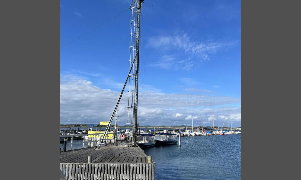 Varberg - Getterön Marina: Praktisk kran for seilbåter med maste-utfordringer. Vi sjekket ikke hvordan man får tilgang til kranene.