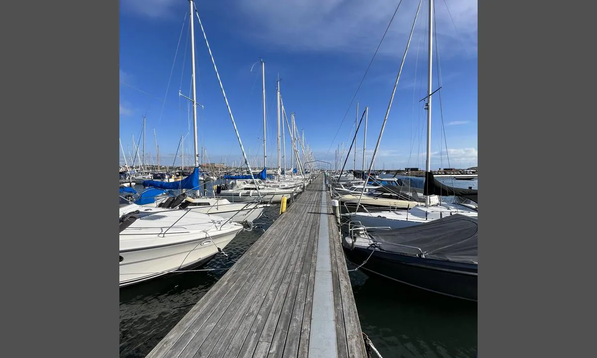 Varberg - Getterön Marina: Lange og solide brygger med påler til akterfortøyninger.