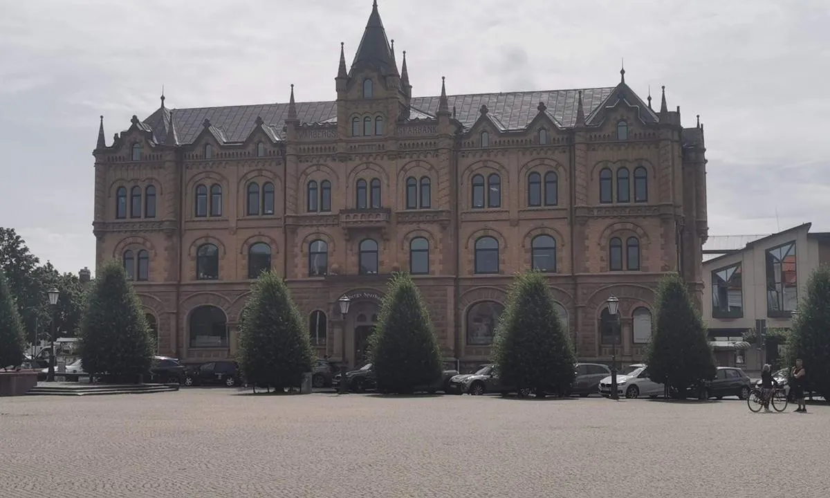 {"base": "se", "no": "Varberg - Indre havn", "se": "Varberg - Innerhamnen", "en": "Varberg - Inner harbour", "da": "Varberg - Inderhavnen"}
