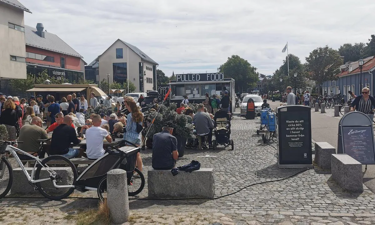 {"base": "de", "no": "Varberg rett ved havnen", "se": "Varberg precis vid hamnen", "en": "Varberg right at the harbor", "da": "Varberg lige ved havnen", "fr": "Varberg juste au port", "de": "Varberg gleich am Hafen", "es": "Varberg justo en el puerto", "it": "Varberg proprio al porto", "pt": "Varberg diretamente no porto", "nl": "Varberg direct aan de haven", "pl": "Varberg tu\u017c przy porcie", "uk": "\u0412\u0430\u0440\u0431\u0435\u0440\u0433 \u043f\u0440\u044f\u043c\u043e \u0432 \u0433\u0430\u0432\u0430\u043d\u0456", "ro": "Varberg chiar l\u00e2ng\u0103 port", "tr": "Varberg, liman\u0131n hemen yan\u0131nda", "el": "\u0392\u03ac\u03c1\u03bc\u03c0\u03b5\u03c1\u03b3\u03ba \u03b1\u03ba\u03c1\u03b9\u03b2\u03ce\u03c2 \u03c3\u03c4\u03bf \u03bb\u03b9\u03bc\u03ac\u03bd\u03b9", "cs": "Varberg hned u p\u0159\u00edstavu", "hu": "Varberg k\u00f6zvetlen\u00fcl a kik\u00f6t\u0151n\u00e9l", "fi": "Varberg heti satamassa", "bg": "\u0412\u0430\u0440\u0431\u0435\u0440\u0433 \u0432\u0435\u0434\u043d\u0430\u0433\u0430 \u043d\u0430 \u043f\u0440\u0438\u0441\u0442\u0430\u043d\u0438\u0449\u0435\u0442\u043e", "sr": "\u0412\u0430\u0440\u0431\u0435\u0440\u0433 \u043e\u0434\u043c\u0430\u0445 \u0443\u0437 \u043b\u0443\u043a\u0443", "et": "Varberg otse sadama juures", "lv": "Varberga tie\u0161i pie ostas", "lt": "Varberg tiesiai prie uosto"}