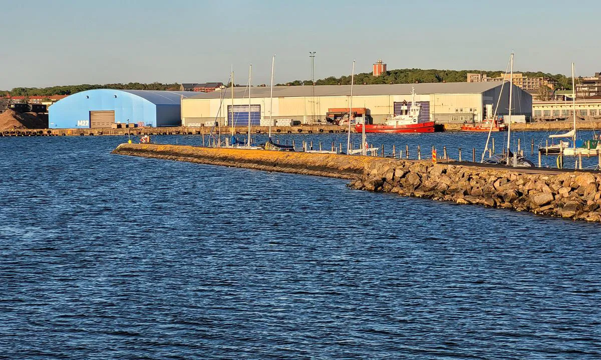 Varberg - Innerhamnen: {"base": "de", "no": "Innl\u00f8p til indre havn.", "se": "Inlopp till Inre hamnen.", "en": "Entrance to the Inner Harbour.", "da": "Indsejling til inderhavnen.", "fr": "Entr\u00e9e du port int\u00e9rieur.", "de": "Einfahrt zum Innerhafen.", "es": "Entrada al puerto interior.", "it": "Ingresso nel porto interno.", "pt": "Entrada para o porto interior.", "nl": "Ingang naar de binnenhaven.", "pl": "Wp\u0142yni\u0119cie do wewn\u0119trznej przystani.", "uk": "\u0412\u0445\u0456\u0434 \u0434\u043e \u0432\u043d\u0443\u0442\u0440\u0456\u0448\u043d\u044c\u043e\u0457 \u0433\u0430\u0432\u0430\u043d\u0456.", "ro": "Intrarea \u00een portul interior.", "tr": "\u0130\u00e7 limana giri\u015f.", "el": "\u0395\u03af\u03c3\u03bf\u03b4\u03bf\u03c2 \u03c3\u03c4\u03bf\u03bd \u0395\u03c3\u03c9\u03c4\u03b5\u03c1\u03b9\u03ba\u03cc \u039b\u03b9\u03bc\u03ad\u03bd\u03b1.", "cs": "Vjezd do vnit\u0159n\u00edho p\u0159\u00edstavu.", "hu": "Bej\u00e1rat a bels\u0151 kik\u00f6t\u0151h\u00f6z.", "fi": "Sis\u00e4\u00e4najo sis\u00e4satamaan.", "bg": "\u0412\u043b\u0438\u0437\u0430\u043d\u0435 \u0432\u044a\u0432 \u0432\u044a\u0442\u0440\u0435\u0448\u043d\u043e\u0442\u043e \u043f\u0440\u0438\u0441\u0442\u0430\u043d\u0438\u0449\u0435.", "sr": "Ulaz u unutra\u0161nju luku.", "et": "Sisses\u00f5it Sisetasandikule.", "lv": "Ieeja iek\u0161\u0113j\u0101 ost\u0101.", "lt": "\u012eplaukimas \u012f vidin\u012f uost\u0105."}