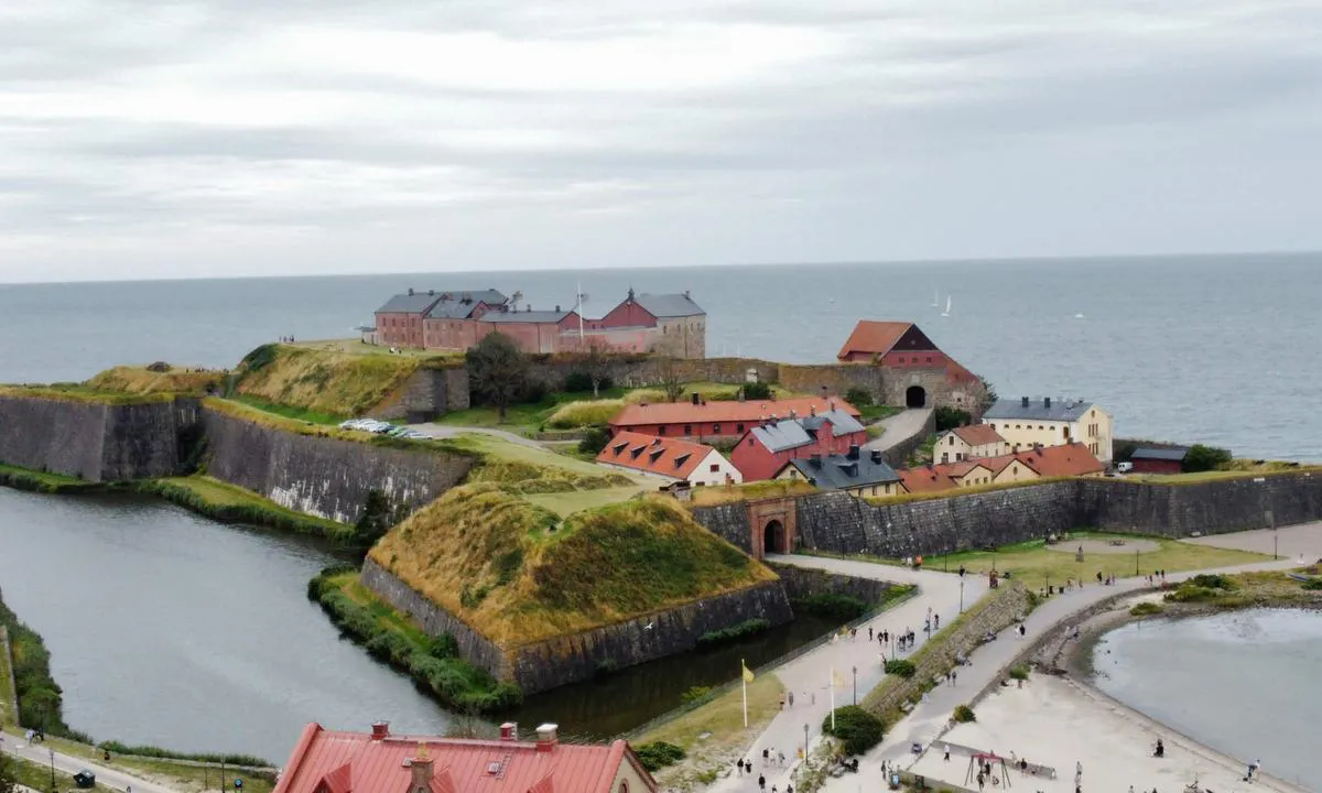 {"base": "de", "no": "Festning Varberg", "se": "F\u00e4stningen i Varberg", "en": "Fortress Varberg", "da": "F\u00e6stning Varberg", "fr": "Forteresse de Varberg", "de": "Festung Varberg", "es": "Fortaleza de Varberg", "it": "Fortezza di Varberg", "pt": "Fortaleza Varberg", "nl": "Fort Varberg", "pl": "Twierdza Varberg", "uk": "\u0424\u043e\u0440\u0442\u0435\u0446\u044f \u0412\u0430\u0440\u0431\u0435\u0440\u0433", "ro": "Fort\u0103rea\u021ba Varberg", "tr": "Varberg Kalesi", "el": "\u039f\u03c7\u03c5\u03c1\u03cc Varberg", "cs": "Pevnost Varberg", "hu": "Varberg er\u0151d", "fi": "Varbergin linnoitus", "bg": "\u041a\u0440\u0435\u043f\u043e\u0441\u0442 \u0412\u0430\u0440\u0431\u0435\u0440\u0433", "sr": "Tvr\u0111ava Varberg", "et": "Varbergi kindlus", "lv": "Varbergas cietoksnis", "lt": "Varbergo Tvirtov\u0117"}