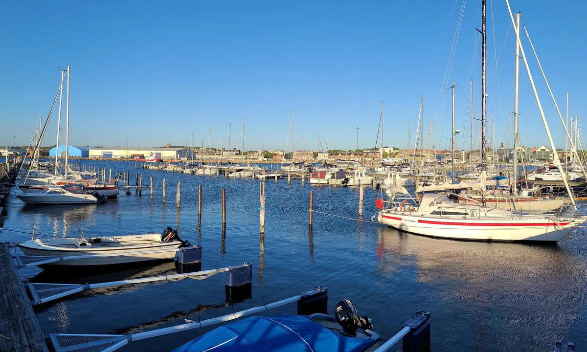 Varberg - Innerhamnen: {"base": "de", "no": "Indre havn.", "se": "Inre hamnen.", "en": "Inner harbour.", "da": "Inderhavn.", "fr": "Port int\u00e9rieur.", "de": "Innerhafen.", "es": "Puerto interior.", "it": "Porto interno.", "pt": "Porto interior.", "nl": "Binnenhaven.", "pl": "Wewn\u0119trzny port.", "uk": "\u0412\u043d\u0443\u0442\u0440\u0456\u0448\u043d\u0456\u0439 \u043f\u043e\u0440\u0442.", "ro": "Port interior.", "tr": "\u0130\u00e7 Liman.", "el": "\u0395\u03c3\u03c9\u03c4\u03b5\u03c1\u03b9\u03ba\u03cc \u03bb\u03b9\u03bc\u03ac\u03bd\u03b9.", "cs": "Vnit\u0159n\u00ed p\u0159\u00edstav.", "hu": "Bels\u0151 kik\u00f6t\u0151.", "fi": "Sis\u00e4satama.", "bg": "\u0412\u044a\u0442\u0440\u0435\u0448\u043d\u043e \u043f\u0440\u0438\u0441\u0442\u0430\u043d\u0438\u0449\u0435.", "sr": "\u0423\u043d\u0443\u0442\u0440\u0430\u0448\u045a\u0430 \u043b\u0443\u043a\u0430.", "et": "Sisesadam.", "lv": "Iek\u0161\u0113j\u0101 osta.", "lt": "Vidinis uostas."}