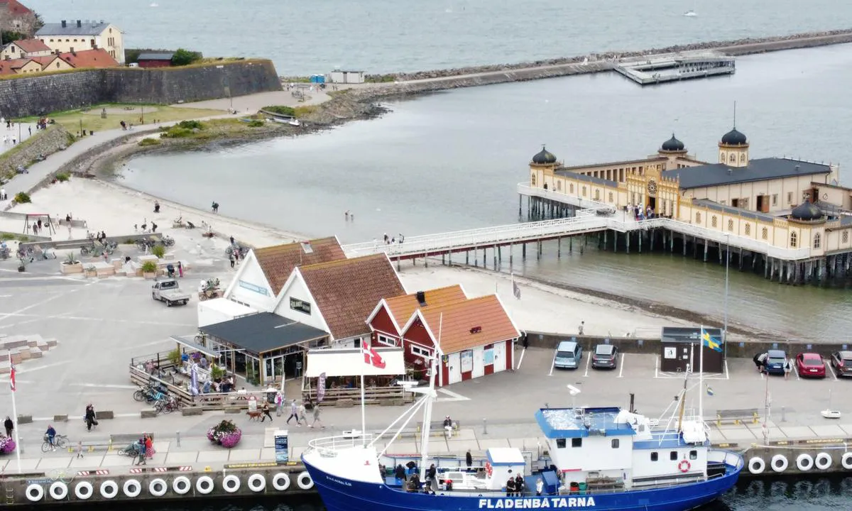 {"base": "se", "no": "Varberg - Indre havn", "se": "Varberg - Innerhamnen", "en": "Varberg - Inner Harbor", "da": "Varberg - Inderhavnen"}