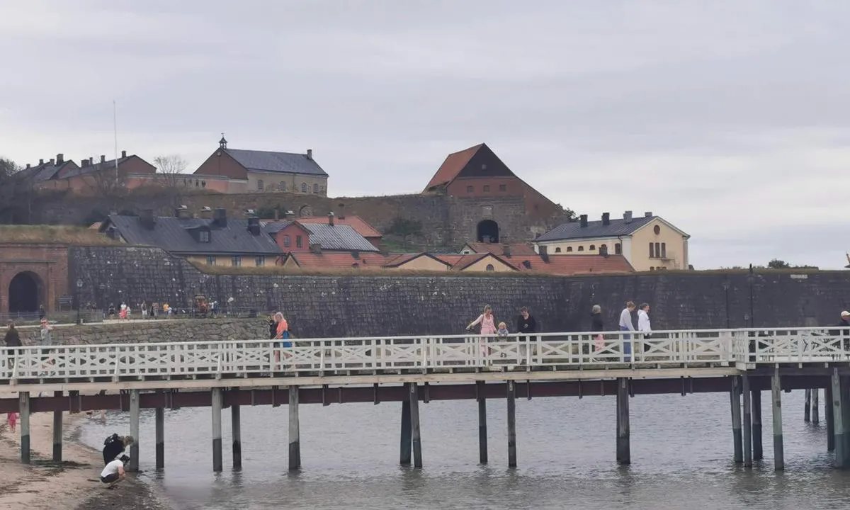 {"base": "de", "no": "Festning Varberg", "se": "F\u00e4stning Varberg", "en": "Fortress Varberg", "da": "F\u00e6stning Varberg", "fr": "Forteresse de Varberg", "de": "Festung Varberg", "es": "Fortaleza de Varberg", "it": "Fortezza di Varberg", "pt": "Fortaleza de Varberg", "nl": "Fort Varberg", "pl": "Twierdza Varberg", "uk": "\u0424\u043e\u0440\u0442\u0435\u0446\u044f \u0412\u0430\u0440\u0431\u0435\u0440\u0433", "ro": "Fort\u0103rea\u021ba Varberg", "tr": "Varberg Kalesi", "el": "\u03a6\u03c1\u03bf\u03cd\u03c1\u03b9\u03bf \u0392\u03ac\u03c1\u03bc\u03c0\u03b5\u03c1\u03b3\u03ba", "cs": "Pevnost Varberg", "hu": "Varbergi er\u0151d", "fi": "Varbergin linnoitus", "bg": "\u041a\u0440\u0435\u043f\u043e\u0441\u0442 \u0412\u0430\u0440\u0431\u0435\u0440\u0433", "sr": "Tvr\u0111ava Varberg", "et": "Varbergi kindlus", "lv": "Varbergas cietoksnis", "lt": "Varbergo tvirtov\u0117"}