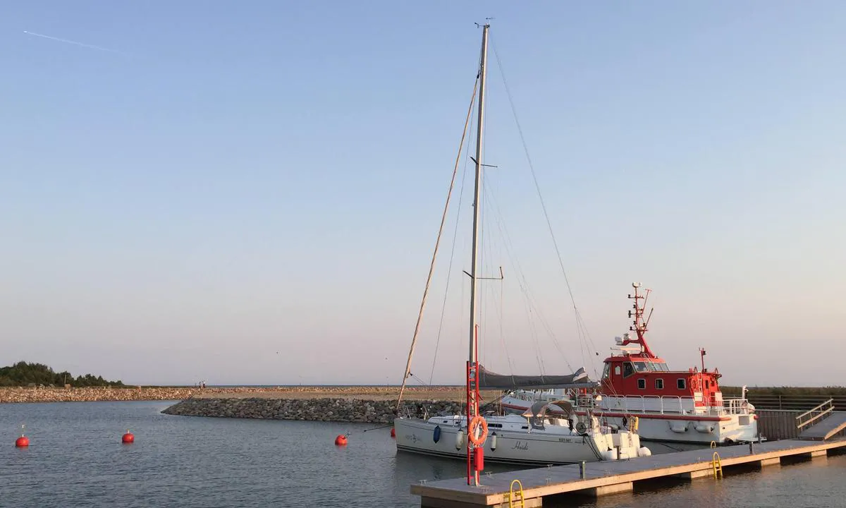 VARBLA PUHKEKÜLA SADAM: {"base": "en", "no": "flytende pontonger med b\u00f8ye", "se": "flytande pontoner med boj", "en": "floating pontons with buoy", "da": "flydende pontoner med b\u00f8je"}