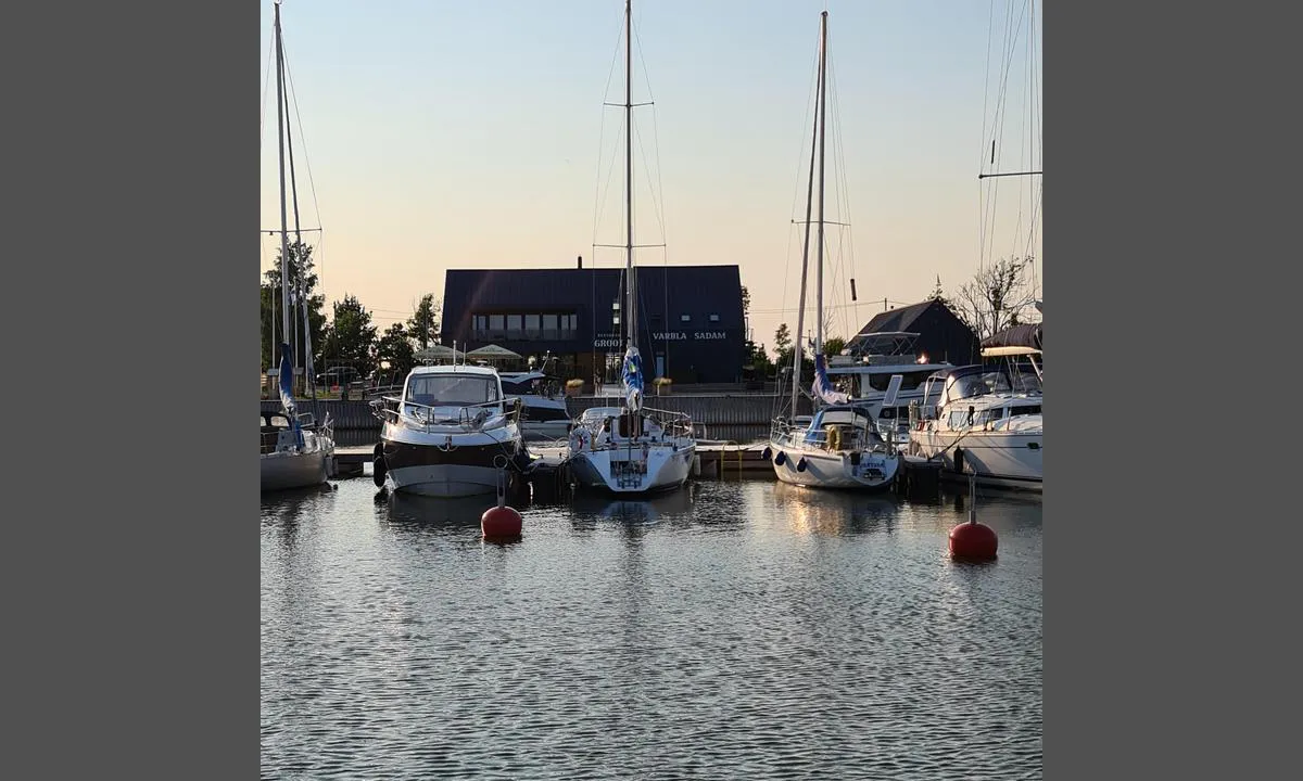 VARBLA PUHKEKÜLA SADAM: {"base": "en", "no": "ny restaurant og sanit\u00e6ranlegg", "se": "ny restaurang och sanitetsanl\u00e4ggningar", "en": "new restaurant und sanitary facilities", "da": "ny restaurant og sanit\u00e6re faciliteter"}