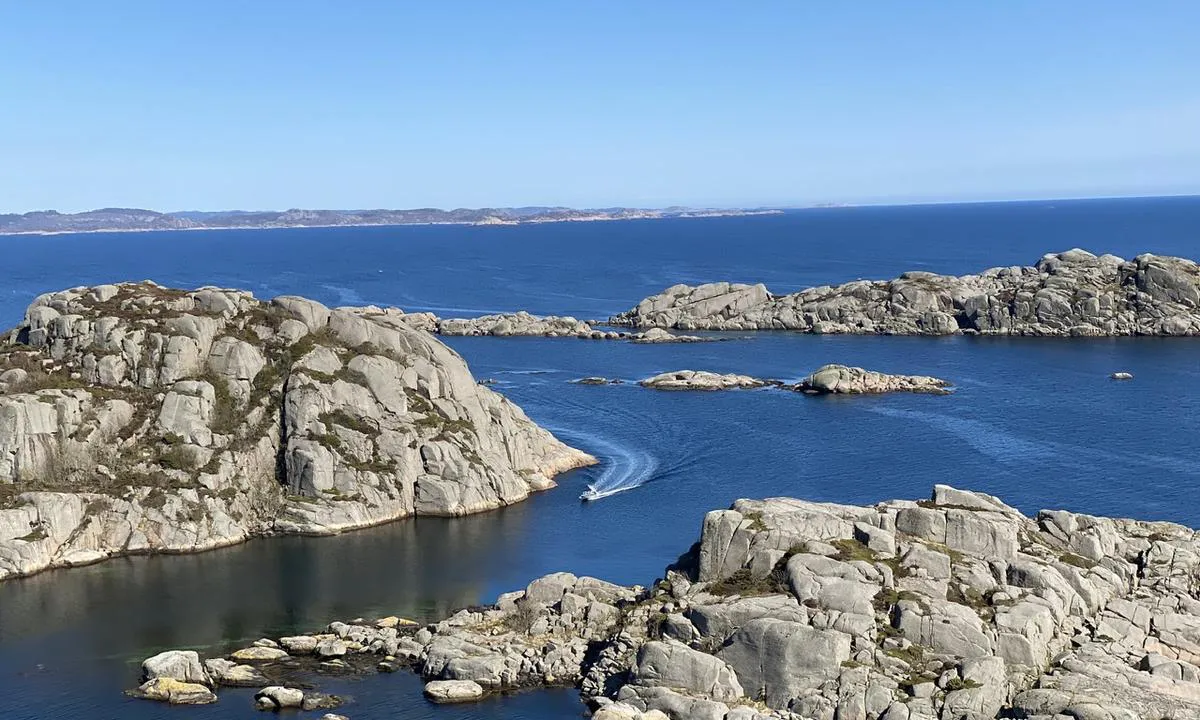 Våre: {"base": "no", "no": "Innseiling fra \u00f8st, med V\u00e5re til venstre i bildet", "se": "Insegling fr\u00e5n \u00f6st, med V\u00e5re till v\u00e4nster i bilden", "en": "Approach from the east, with V\u00e5re to the left in the picture", "da": "Indsejling fra \u00f8st, med V\u00e5re til venstre i billedet"}