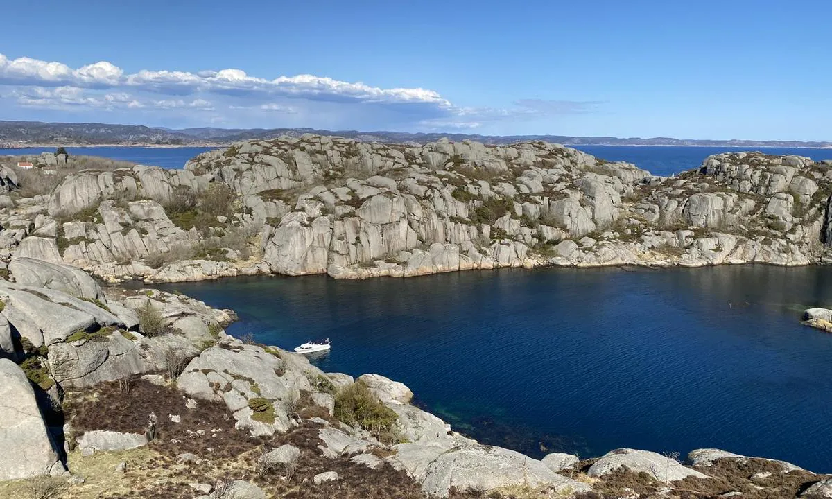 Våre: {"base": "no", "no": "Bilde fra store havner\u00f8y mot V\u00e5re", "se": "Bild fr\u00e5n stora hamnholmen mot V\u00e5ra", "en": "Picture from the large harbour island towards V\u00e5re", "da": "Billede fra store havner\u00f8 mod Vore"}