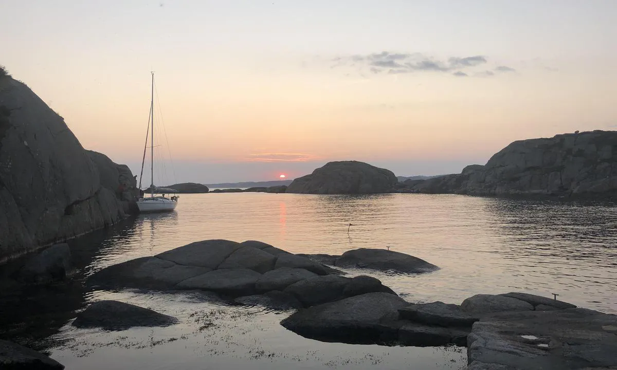 Gulaberget - Våre: {"base": "no", "no": "Seilb\u00e5ter ligger veldig godt inn til fjellet p\u00e5 veien inn til selve havnen om denne blir for grunn. (2 meter)\r\nGode sprekker til kiler her.", "se": "Segelb\u00e5tar ligger mycket bra intill berget p\u00e5 v\u00e4gen in till sj\u00e4lva hamnen om den blir f\u00f6r grund. (2 meter) <br>Bra sprickor f\u00f6r kilar h\u00e4r.", "en": "Sailboats lie very well close to the rock on the way into the actual harbor if it becomes too shallow. (2 meters) Good cracks for wedges here.", "da": "Sejlb\u00e5de ligger meget godt ind til klippen p\u00e5 vej ind til selve havnen, hvis denne bliver for lavvandet. (2 meter) Gode spr\u00e6kker til kiler her."}