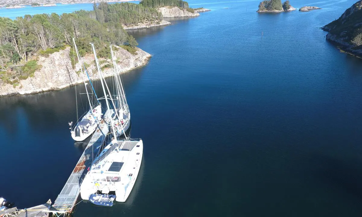 Vassdalvika: {"base": "en", "no": "Som sagt av andre, er flytebryggene ikke godt forbundet med hverandre. Inngangen er godt merket, vannet rundt begge flytebrygger er dypt nok. Enkel spasertur til den andre siden av \u00f8ya. Man kan ogs\u00e5 g\u00e5 nordover. Hav\u00f8rner kan observeres.", "se": "Som andra har sagt \u00e4r pontonerna inte v\u00e4l anslutna till varandra. Inloppet \u00e4r v\u00e4l markerat, vattnet runt b\u00e5da pontonerna \u00e4r tillr\u00e4ckligt djupt. Enkel promenad till den andra sidan av \u00f6n. Man kan ocks\u00e5 g\u00e5 norrut. Havs\u00f6rnar kan sk\u00e5das.", "en": "As said by others pontoons are not well connected to each other. Entrance well marked, water around both pontoons is deep enough. Easy walk to the other side of the isle. One can also walk north. Sea eagles can be spotted.", "da": "Som sagt af andre, er pontonerne ikke godt forbundet med hinanden. Indsejlingen er godt markeret, vandet omkring begge pontoner er dybt nok. Nem gang til den anden side af \u00f8en. Man kan ogs\u00e5 g\u00e5 mod nord. Hav\u00f8rne kan ses."}