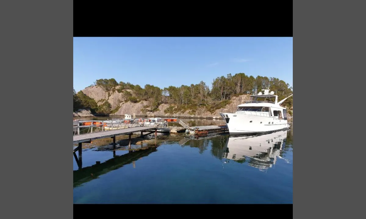 Vassdalvika: {"base": "no", "no": "Bilde viser flytebrygge i 2019. Den store b\u00e5ten s\u00e5 ut til \u00e5 ligge der permanent.", "se": "Bild visar flytbrygga 2019. Den stora b\u00e5ten s\u00e5g ut att ligga d\u00e4r permanent.", "en": "The picture shows a floating dock in 2019. The large boat appeared to be moored there permanently.", "da": "Billedet viser flydebro i 2019. Den store b\u00e5d s\u00e5 ud til at ligge der permanent."}