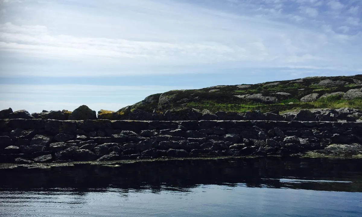 Vassøyene: {"base": "no", "no": "Molo anlagt av forsvaret.", "se": "Molo anlagd av f\u00f6rsvarsmakten.", "en": "Breakwater constructed by the military.", "da": "Mole anlagt af forsvaret."}