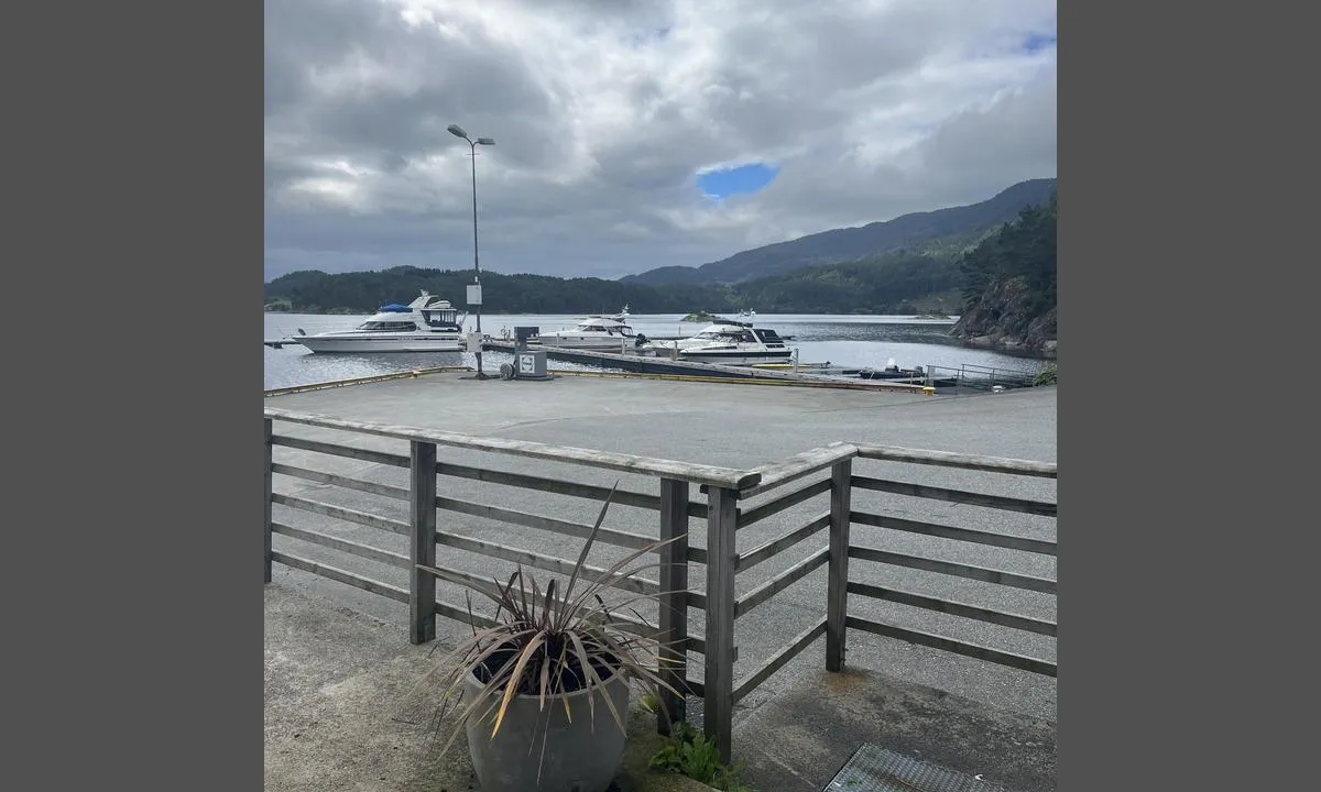 Vatlandsvåg: {"base": "no", "no": "Grill/oppholdsplass under delvis tak. Koslig \u00e5 samles her.", "se": "Grill/vistelseplats under delvis tak. Mysigt att samlas h\u00e4r.", "en": "Grill/meeting area under partial roof. Cozy place to gather here.", "da": "Grill/opholdssted under delvist tag. Hyggeligt at samles her."}